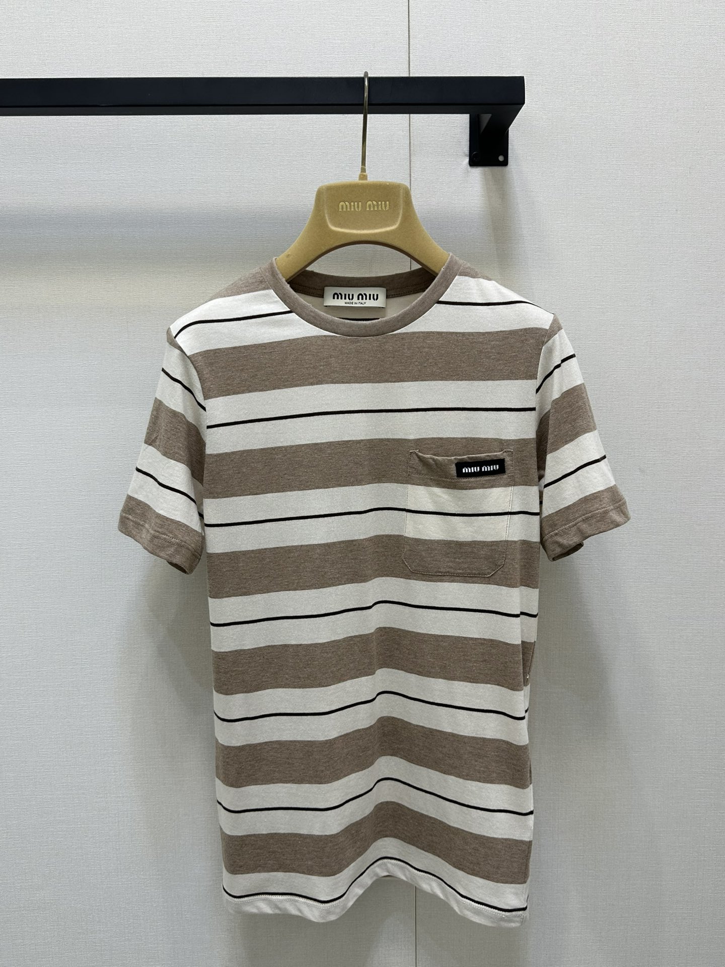 NO:414536,Mimi* new product, round neck striped short-sleeved top, original development, high-end product, full texture, round neck short-sleeved top cut, the upper body presents a casual and lazy style, the whole body is intertwined with brown and white stripes, which increases the beautiful and high casual sense of outfit. The inner wear is brilliant and fashionable. The letter logo on the chest is embellished with the brand style, fashionable and age-reducing comfort, and full texture. The upper body presents a casual and lazy style, the whole body is intertwined with brown and white stripes, which increases the beautiful and high casual sense of outfit. The inner wear is brilliant and fashionable. SML large-scale real shot, T-shirt, alexander wang19860909Mimi*新品 圆领条纹短袖上衣 原版开发 高版出品 质感十足 圆领短袖上衣裁剪 上身呈现休闲慵懒的穿搭格调 通体棕白条纹粗细交错 增加穿搭美高休闲感 单穿内搭都出彩时髦 胸前点缀字母徽标 凸显品牌格调 时髦减龄 舒适 质感十足 上身呈现休闲慵懒的穿搭格调 通体棕白条纹粗细交错 增加穿搭美高休闲感 单穿内搭都出彩时髦 SML大货实拍,,T-shirt,alexander wang,Women's clothing