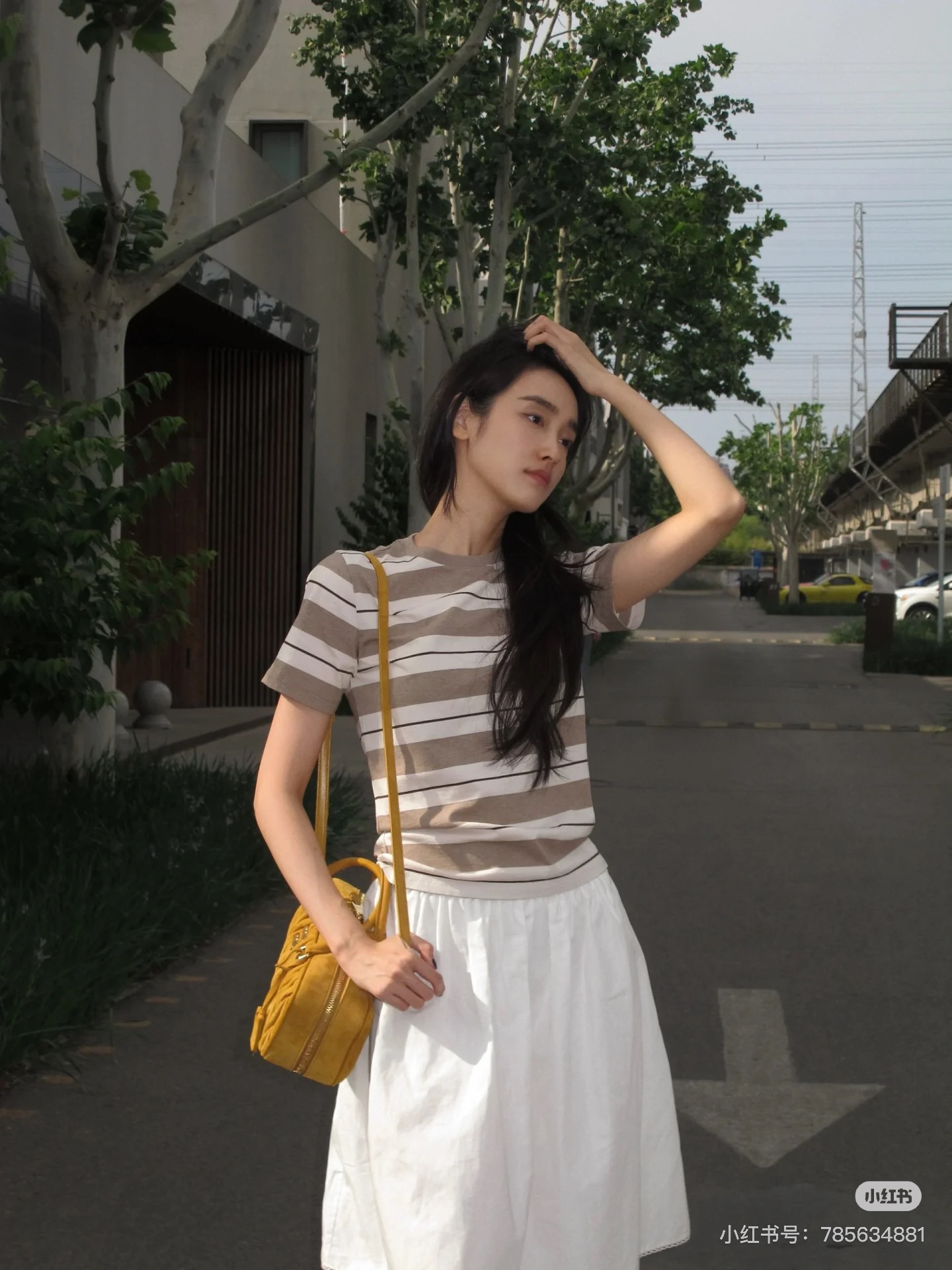 NO:414543,Mimi* new product round neck striped short-sleeved top Original development High-end product Full texture Round neck short-sleeved top Cut The upper body presents a casual and lazy style The whole body is full of brown and white stripes intertwined to increase the beautiful and high casual sense of outfit. The inner wear is unique and fashionable. The letter logo on the chest highlights the brand style. Fashionable and age-reducing comfort and full of texture The upper body presents a casual and lazy style The whole body is full of brown and white stripes intertwined to increase the beautiful and high casual sense of outfit. The inner wear is unique and fashionable. SML, T-shirt, alexander wang19860909Mimi*新品 圆领条纹短袖上衣 原版开发 高版出品 质感十足 圆领短袖上衣裁剪 上身呈现休闲慵懒的穿搭格调 通体棕白条纹粗细交错 增加穿搭美高休闲感 单穿内搭都出彩时髦 胸前点缀字母徽标 凸显品牌格调 时髦减龄 舒适 质感十足 上身呈现休闲慵懒的穿搭格调 通体棕白条纹粗细交错 增加穿搭美高休闲感 单穿内搭都出彩时髦 SML,,T-shirt,alexander wang,Women's clothing