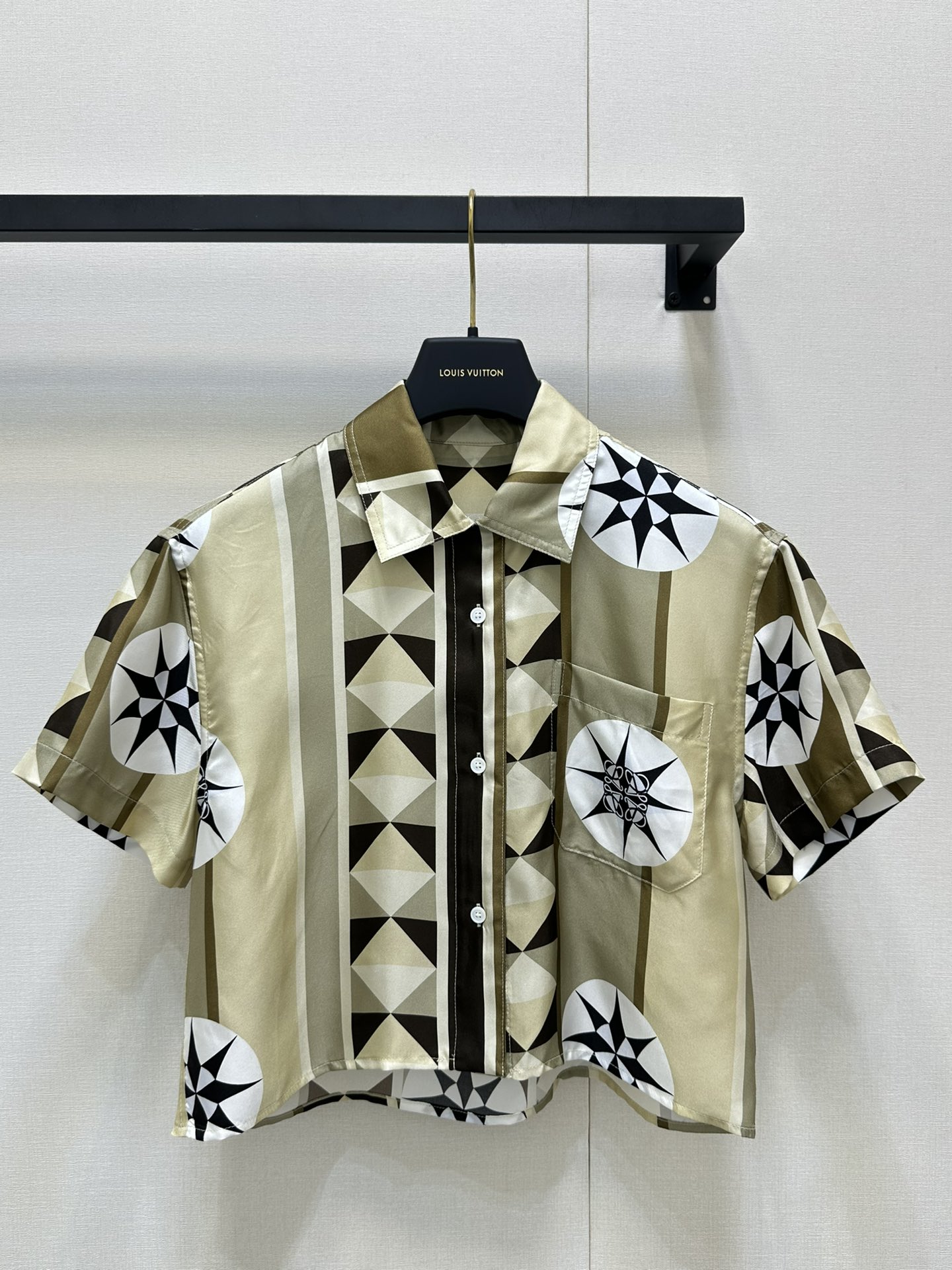 NO:414554,(Shirt) *25new geometric pattern halter neck vest printing design is full of artistic sense, geometric patterns form visual collision with five-pointed stars exclusive custom imported yb mulberry silk fabric, logo hardware accessories at the neckline are embellished with halter neck style, perfectly showing the collarbone and right-angled shoulder brown tone, the upper body is so gentle!  1:1 Super style, the latest summer items, the exclusive high-end version, SML recommended a set of large-scale products, Shirts, alexander wang19860909（衬衫）*25new几何图案挂脖背心印花设计艺术感十足,几何图案与五角星形成视觉碰撞独家定制进口yb桑蚕丝面料,领口处logo五金配饰点缀搭配挂脖款式,完美展现锁骨和直角肩棕色系色调上身温柔到不行！1:1超赞版型 夏季最新单品 认准独家高版本 SML推荐一套入大货实拍,,shirts,alexander wang,Women's clothing