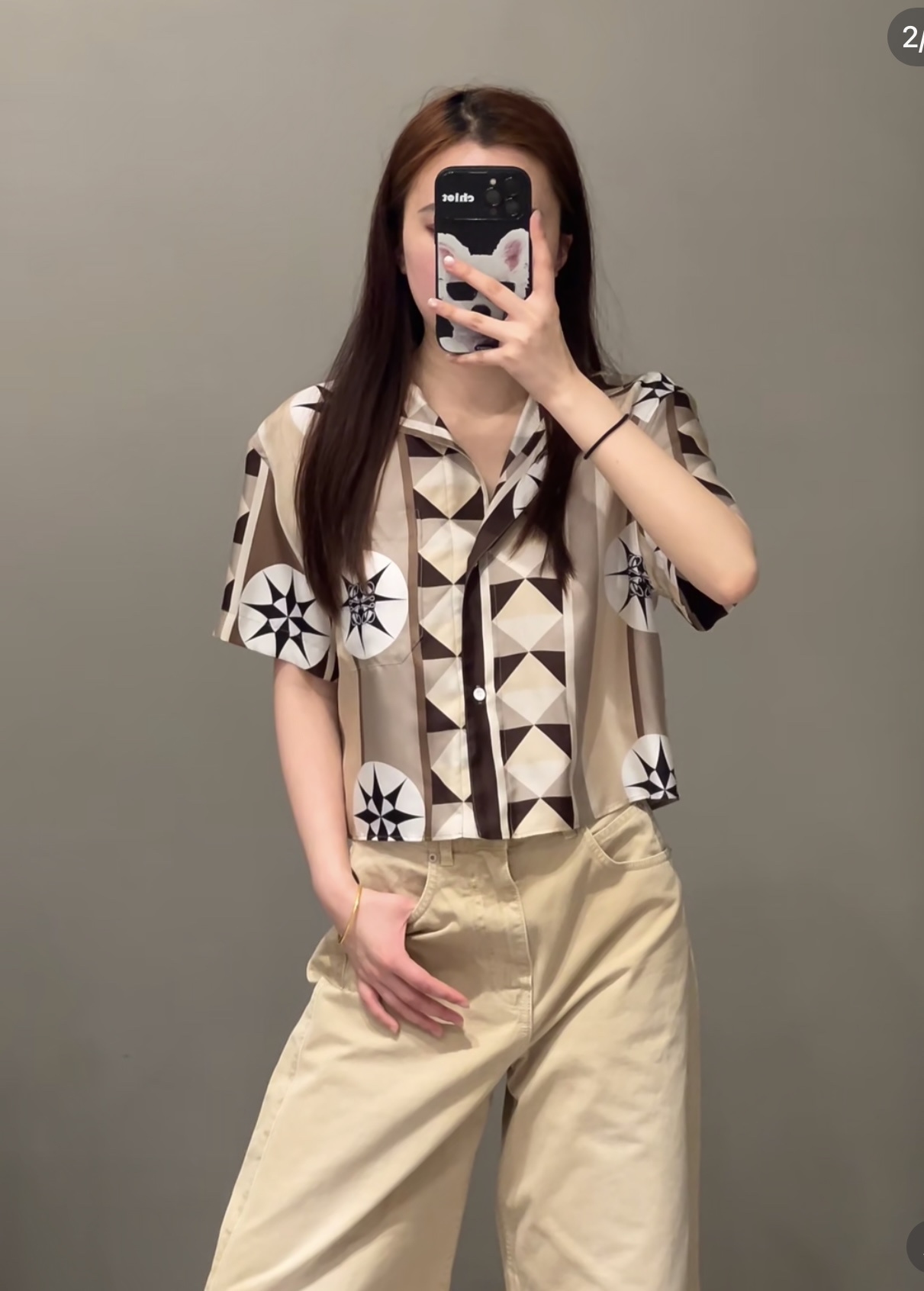 NO:414562,(Shirt) *25new geometric pattern halter neck vest printing design is full of artistic sense, geometric patterns form visual collision with five-pointed stars exclusive custom imported yb mulberry silk fabric, logo hardware accessories at the neckline are embellished with halter neck style, perfectly showing the collarbone and right-angled shoulder brown tone, the upper body is so gentle!  1:1 Super style, the latest summer items, the exclusive high-end version, SML recommended set, Shirts, alexander wang19860909（衬衫）*25new几何图案挂脖背心印花设计艺术感十足,几何图案与五角星形成视觉碰撞独家定制进口yb桑蚕丝面料,领口处logo五金配饰点缀搭配挂脖款式,完美展现锁骨和直角肩棕色系色调上身温柔到不行！1:1超赞版型 夏季最新单品 认准独家高版本 SML推荐一套入,,shirts,alexander wang,Women's clothing