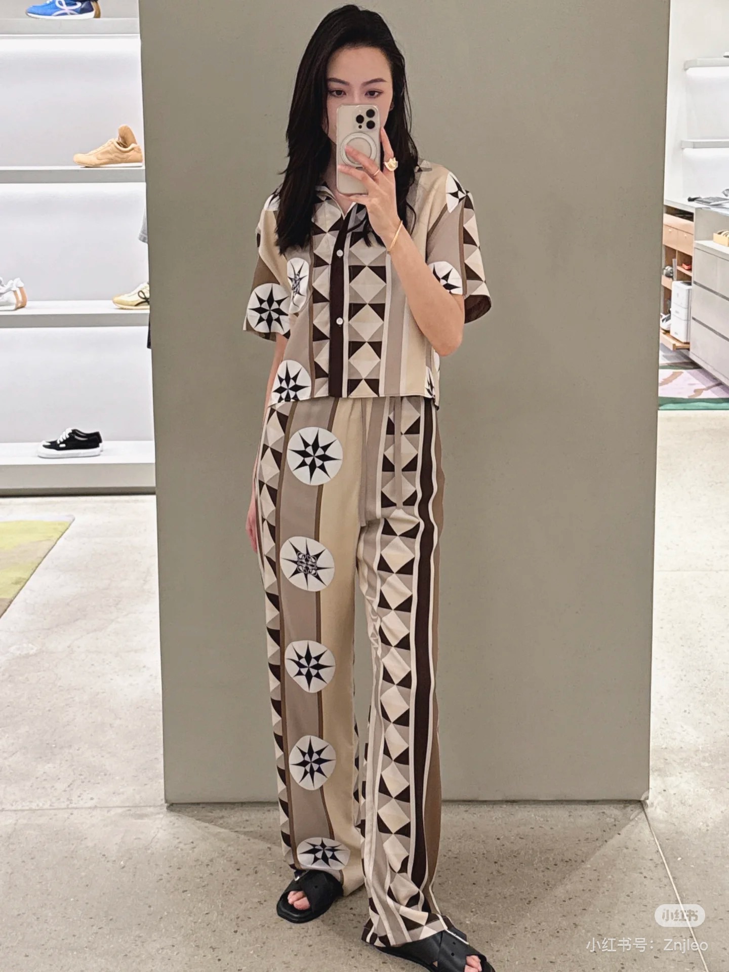 NO:414570,(Trousers) *25new geometric pattern halter neck vest printing design is full of artistic sense, geometric patterns form visual collision with five-pointed stars, exclusive custom imported yb mulberry silk fabric, logo hardware accessories at the neckline are decorated with halter neck style, perfectly showing the collarbone and right-angled shoulder brown tone, the upper body is so gentle!  1:1 Superior style The latest summer item, please identify the exclusive high-end version SML, alexander wang19860909（长裤） *25new几何图案挂脖背心印花设计艺术感十足,几何图案与五角星形成视觉碰撞独家定制进口yb桑蚕丝面料,领口处logo五金配饰点缀搭配挂脖款式,完美展现锁骨和直角肩棕色系色调上身温柔到不行！1:1超赞版型 夏季最新单品 认准独家高版本 SML,,alexander wang,Women's clothing