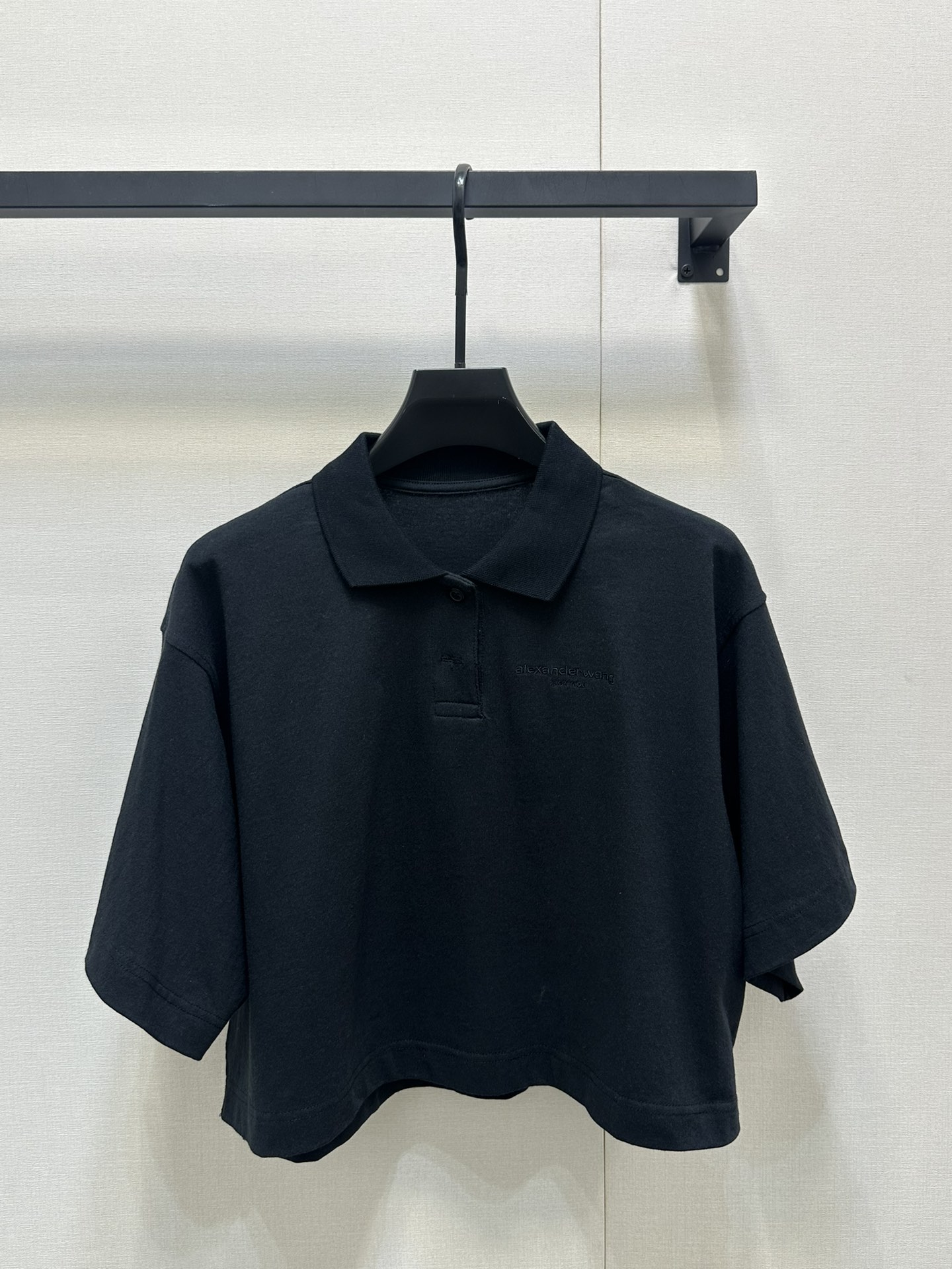 NO:414528,Alexander wang25 lapel short-sleeved lace button top shows a casual and lazy style. The black and white colors can be used as a cardigan to wear. Increase fashion and diversity of front and back lengths and shorts on both sides. The exterior is brilliant, fashionable and fashionable, age-reducing. 2-color SML large-scale products are real shot, T-shirt, alexander wang19860909Alexander wang25翻领短袖襟扣上衣上身呈现休闲慵懒的穿搭格调 通体黑白两色可选钮扣全开襟可做开衫穿搭 增加时尚度和穿搭多样性前后长短不一两侧开叉单穿外搭都出彩时髦时髦减龄 2色SML大货实拍,,T-shirt,alexander wang,Women's clothing