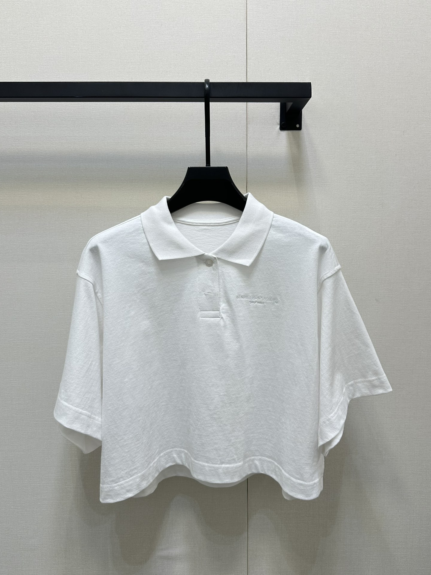 NO:414541,Alexander wang25 lapel short-sleeved lace button top shows a casual and lazy style. The black and white colors can be used as a cardigan to wear. Increase fashion and diversity of front and back lengths and shorts on both sides. The exterior is brilliant, fashionable and fashionable, age-reducing. 2-color SML large-scale products are real shot, T-shirt, alexander wang19860909Alexander wang25翻领短袖襟扣上衣上身呈现休闲慵懒的穿搭格调 通体黑白两色可选钮扣全开襟可做开衫穿搭 增加时尚度和穿搭多样性前后长短不一两侧开叉单穿外搭都出彩时髦时髦减龄 2色SML大货实拍,,T-shirt,alexander wang,Women's clothing