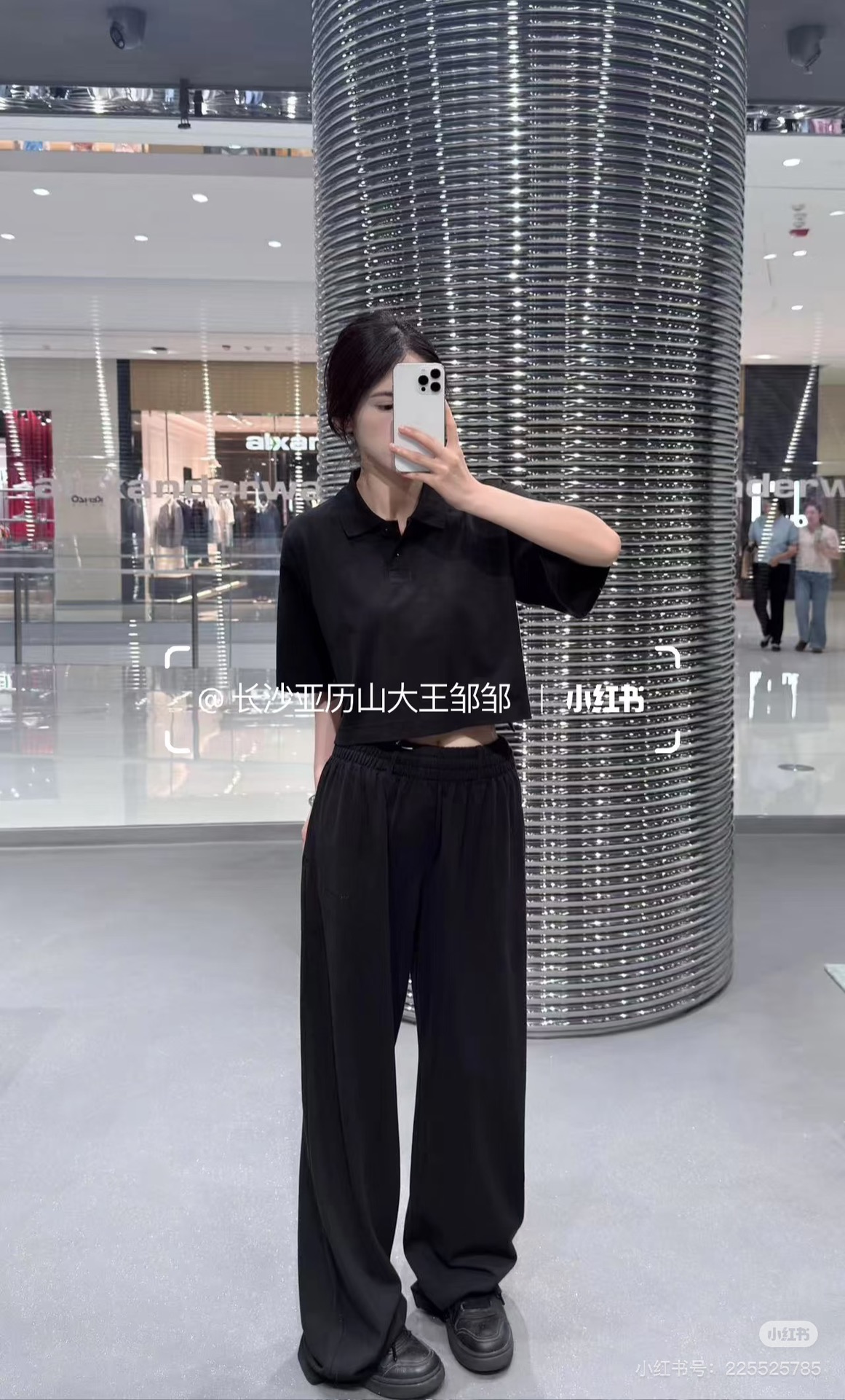 NO:414534,Alexander wang25 lapel short-sleeved lace button top shows a casual and lazy style. The black and white colors can be used as a cardigan to wear. Increase fashion and diversity of front and back lengths and shorts on both sides. The single slits are all outstanding and fashionable. 2 colors SML, T-shirt, alexander wang19860909Alexander wang25翻领短袖襟扣上衣上身呈现休闲慵懒的穿搭格调 通体黑白两色可选钮扣全开襟可做开衫穿搭 增加时尚度和穿搭多样性前后长短不一两侧开叉单穿外搭都出彩时髦时髦减龄 2色SML,,T-shirt,alexander wang,Women's clothing