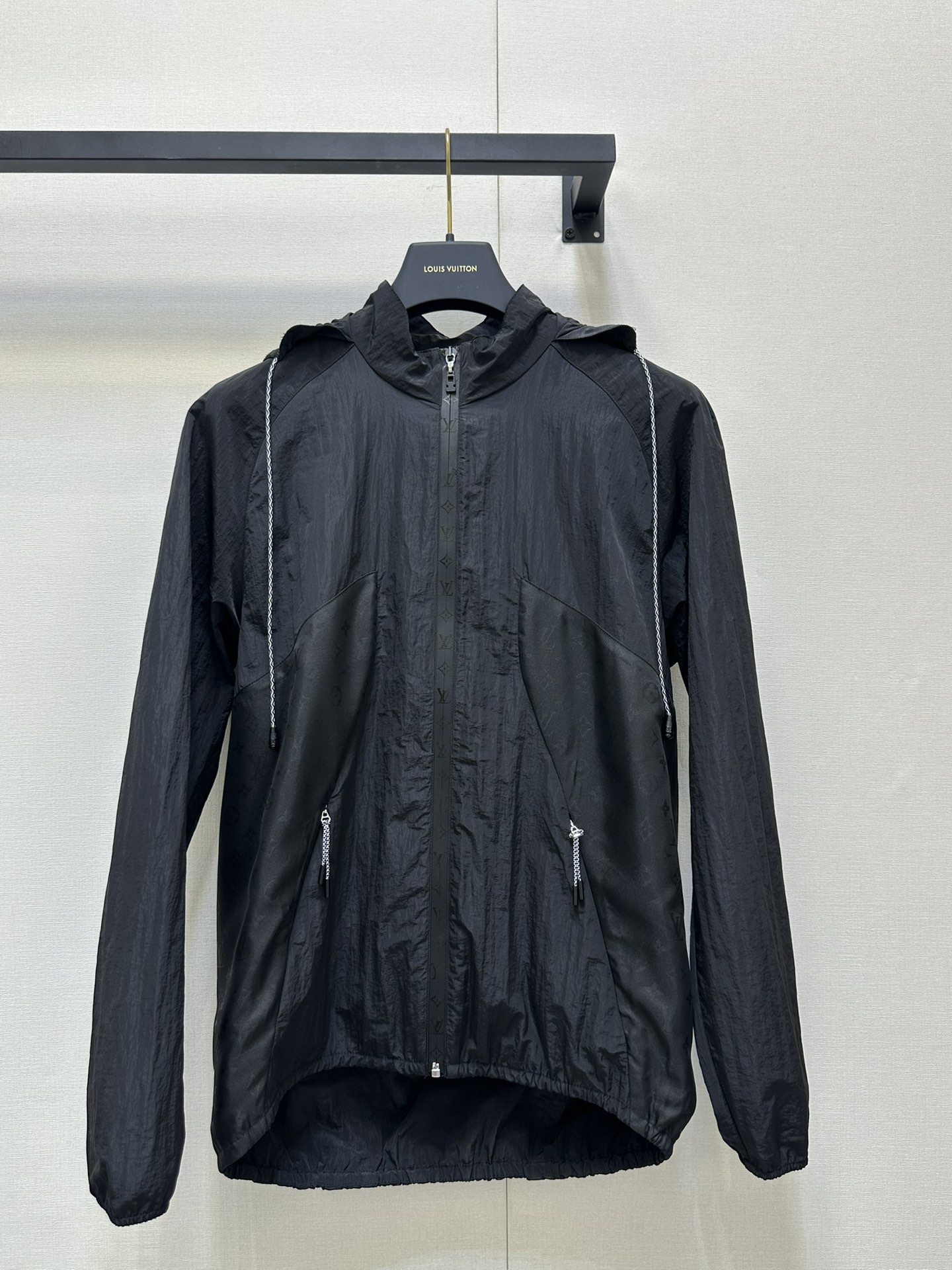 NO:414578,Louis Vuitto* new product hooded sun protection jacket Customized YB imported lightweight sun protection material breathable and comfortable sun protection doubled Hooded drawstring zipper jacket Large body plain color The hem is elastic and can be adjusted by drawstring. Easy to fit the body shape. Lighter and flexible. Combined with the waist side splicing jacquard dark pattern logo and back letters, low-key to show taste. The end of the drawstring is lit up and the details. It is very fashionable and stylish when you wear it. Black white (white is released in 3 days) real shot of large goods,, louis vuitton, jackets & coats,hats,alexander wang19860909Louis Vuitto*新品连帽防晒外套 定制YB进口轻薄防晒材质 透气舒适 防晒加倍 连帽抽绳拉链外套 大身素色 下摆松紧可利用抽绳调节 轻松贴合身型 更轻便灵活 配合腰侧拼接提花暗纹徽标与后背字母 低调彰显品味 抽绳末端皮标徽标点亮细节 随意搭都出彩时髦 黑色 白色（白色3天后出）大货实拍,,louis vuitton,jackets & coats,hats,alexander wang,Women's clothing