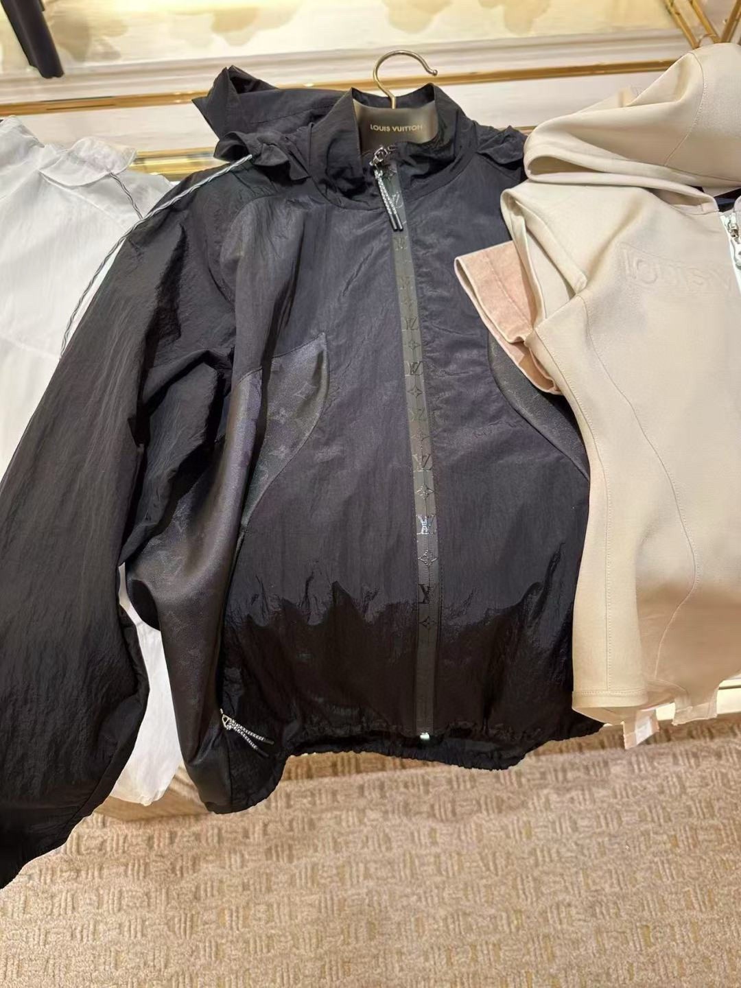 NO:414586,Louis Vuitto* new product hooded sun protection jacket Customized YB imported lightweight sun protection material breathable and comfortable sun protection doubled Hooded drawstring zipper jacket Large body plain color Elastic hem can be adjusted by drawstring Easy fit, lighter and more flexible Combined with waist side splicing jacquard dark pattern logo and back letters Low-key showing taste The leather logo at the end of the drawstring illuminates details The random matching is brilliant and fashionable Black White (white is released after 3 days),,louis vuitton,jackets & coats,hats,alexander wang19860909Louis Vuitto*新品连帽防晒外套 定制YB进口轻薄防晒材质 透气舒适 防晒加倍 连帽抽绳拉链外套 大身素色 下摆松紧可利用抽绳调节 轻松贴合身型 更轻便灵活 配合腰侧拼接提花暗纹徽标与后背字母 低调彰显品味 抽绳末端皮标徽标点亮细节 随意搭都出彩时髦 黑色 白色（白色3天后出）,,louis vuitton,jackets & coats,hats,alexander wang,Women's clothing