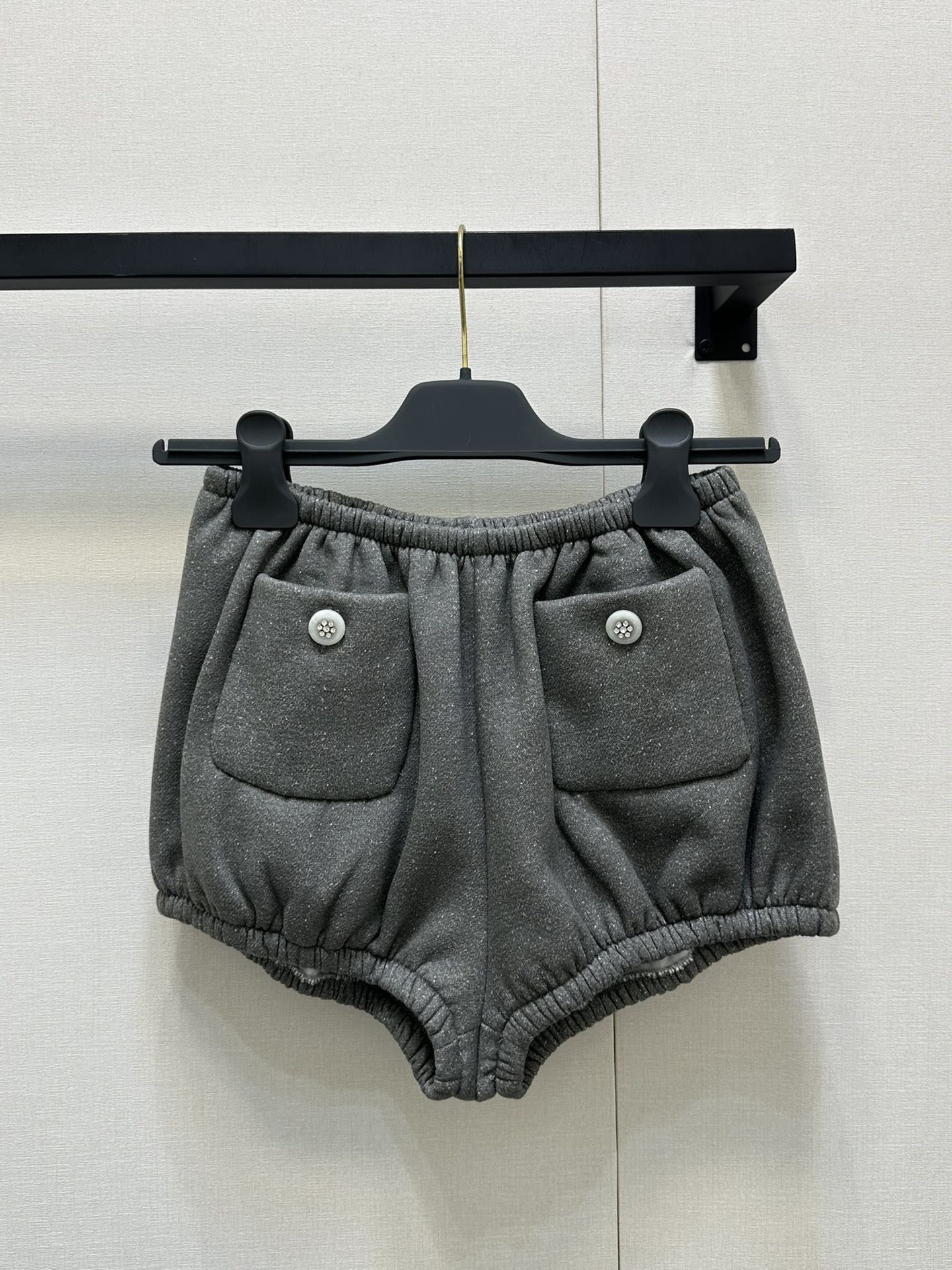 NO:415662,Chanel*25Ss spring and summer new style, casual flower bag shorts, cotton shorts. Original development, high-end production!  Must-in-one for daily wear Shorts with excellent appearance and comfort index Elastic design I fell in love with it at first sight Simple style Invincible and easy to match Fabric Soft and comfortable Small version Medium-thickness sweatshirt fabric Can be used all year round SML large-scale real shots, Chanel, hoodie, sweatshirts, shorts, alexander wang19860909Chanel*25Ss春夏新款 休闲花包短裤棉质短裤.原版开发 高版出品！日常穿搭必入款 颜值与舒适感指数超赞的短裤 松紧设计 一眼就爱上了 版型简洁 无敌好搭配 面料柔软舒适 小版型 中厚度卫衣面料 一年四季都能驾驭 现货 SML大货实拍,,chanel,hoodie,sweatshirts,shorts,alexander wang,Women's clothing