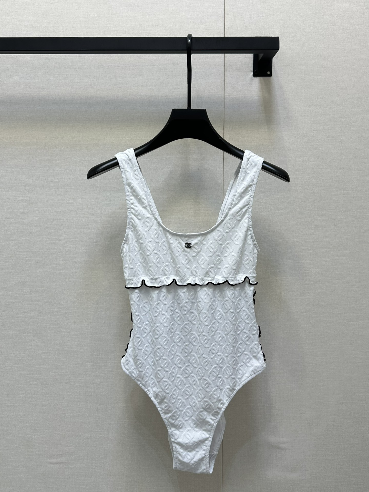 NO:415675,Chane*2025 new three-dimensional jacquard swimsuit custom YB imported material jacquard process presents three-dimensional concave and convex double C texture soft and comfortable round neck swimsuit cut black and white contrasting colors outline the lace contour of the fungus on the lower waist side of the chest to add exquisite tone Three-dimensional double C concave and convex texture matches elastic characteristics to fit the body and make it look slimmer. The chest is decorated with double C logo rhinestones to show brand tone adapt to age-reducing fashionable and fashionable style SML large-scale real shots, chanel, swimsuits, alexander wang19860909Chane*2025新品立体提花泳衣 定制YB进口材质 提花工艺处理 呈现立体凹凸双C肌理 柔软舒适 圆领泳衣裁剪 黑白撞色勾勒胸下腰侧的木耳花边轮廓线 增添精致调性 通体立体双C凹凸肌理 搭配弹性十足的特性 贴合身型更显瘦 胸前饰以双C徽标水钻装饰 展示品牌调性 适配减龄时髦洋气风格 SML大货实拍,,chanel,swimsuits,alexander wang,Women's clothing