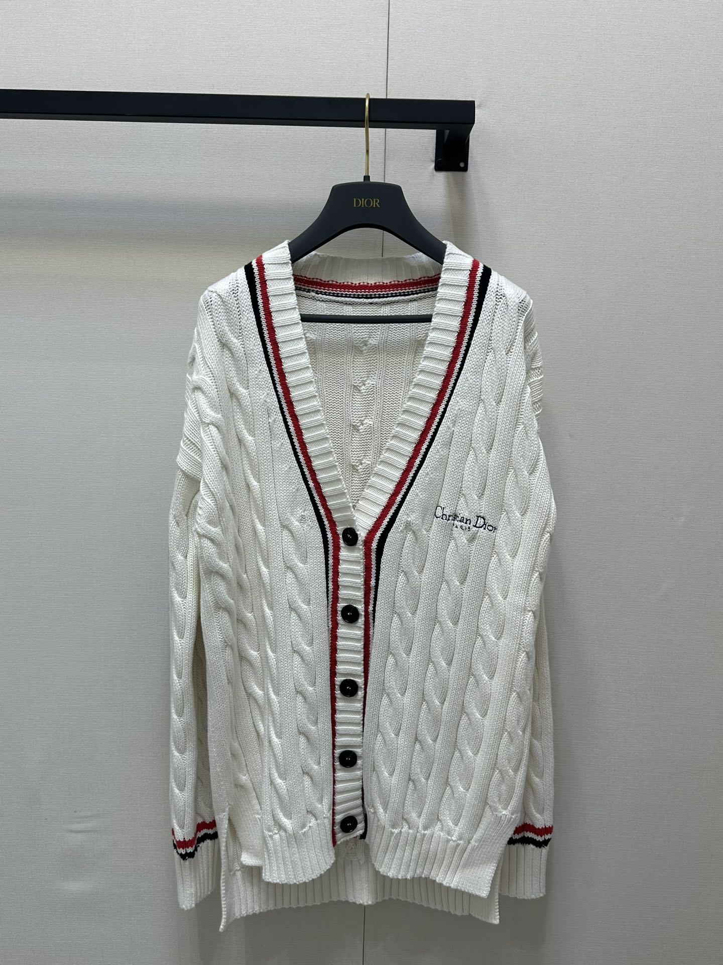 NO:415689,Dio* new style, contrasting color big V-neck college style knitted cardigan sweater, original development!  High-end production!  This sweater is not only beautiful when worn alone, but also super versatile as a layered inner layer!  Whether it is paired with jeans or skirts, you can easily control it, allowing your outfit to be improved by several levels in an instant!  Workmanship quality depends on the details. Spot SML 2-color large-scale real shots, dior, skirts, jeans, sweaters, alexander wang19860909Dio*新款新款 撞色大V领学院风针织开衫毛衣 原版开发！高版出品！这款针织衫不仅单穿好看,作为叠穿内搭也是超级百搭的！ 不管是搭配牛仔裤还是半身裙,都能轻松驾驭,让你的穿搭瞬间提升好几个档次！做工品质看细节.现货 SML 2色大货实拍,,dior,skirts,jeans,sweaters,alexander wang,Women's clothing