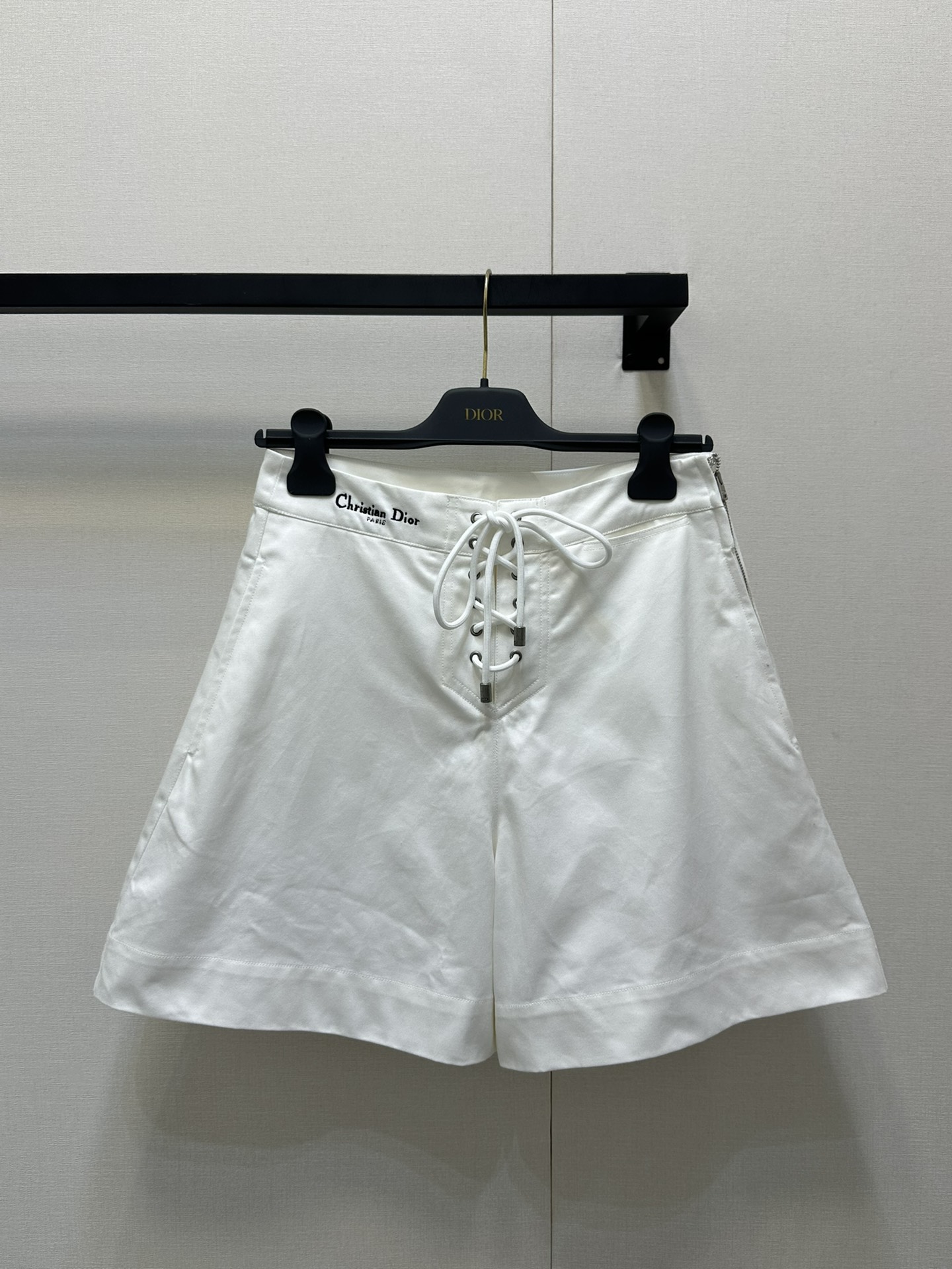 NO:415638,Supports the replacement of Dio*2025 new product drawstring letter work shorts Customized YB imported material Texture gloss Not easy to wrinkle, more advanced texture High-waisted shorts style Three-dimensional cut fits the legs lines Three-dimensional drawstring adjustable design Inclusive body showing the good proportion of long legs The brand letter logo is embellished at the waist perfectly presents the charm of style Daily matching Slimming without picking clothes The upper body is fashionable and casual, real shot of large goods, Dior, shorts, alexander wang19860909支持换款Dio*2025新品上抽绳字母工装短裤 定制YB进口材质 质感光泽 垂顺穿搭不易皱褶 质感更为高级 高腰短裤版型 立体剪裁更贴合人身腿部线条 立体抽绳可调节设计 包容身材展现长腿好比例 腰间点缀品牌字母徽标 完美呈现风格魅力 日常搭配 显瘦不挑衣服 上身时髦休闲 大货实拍,,dior,shorts,alexander wang,Women's clothing