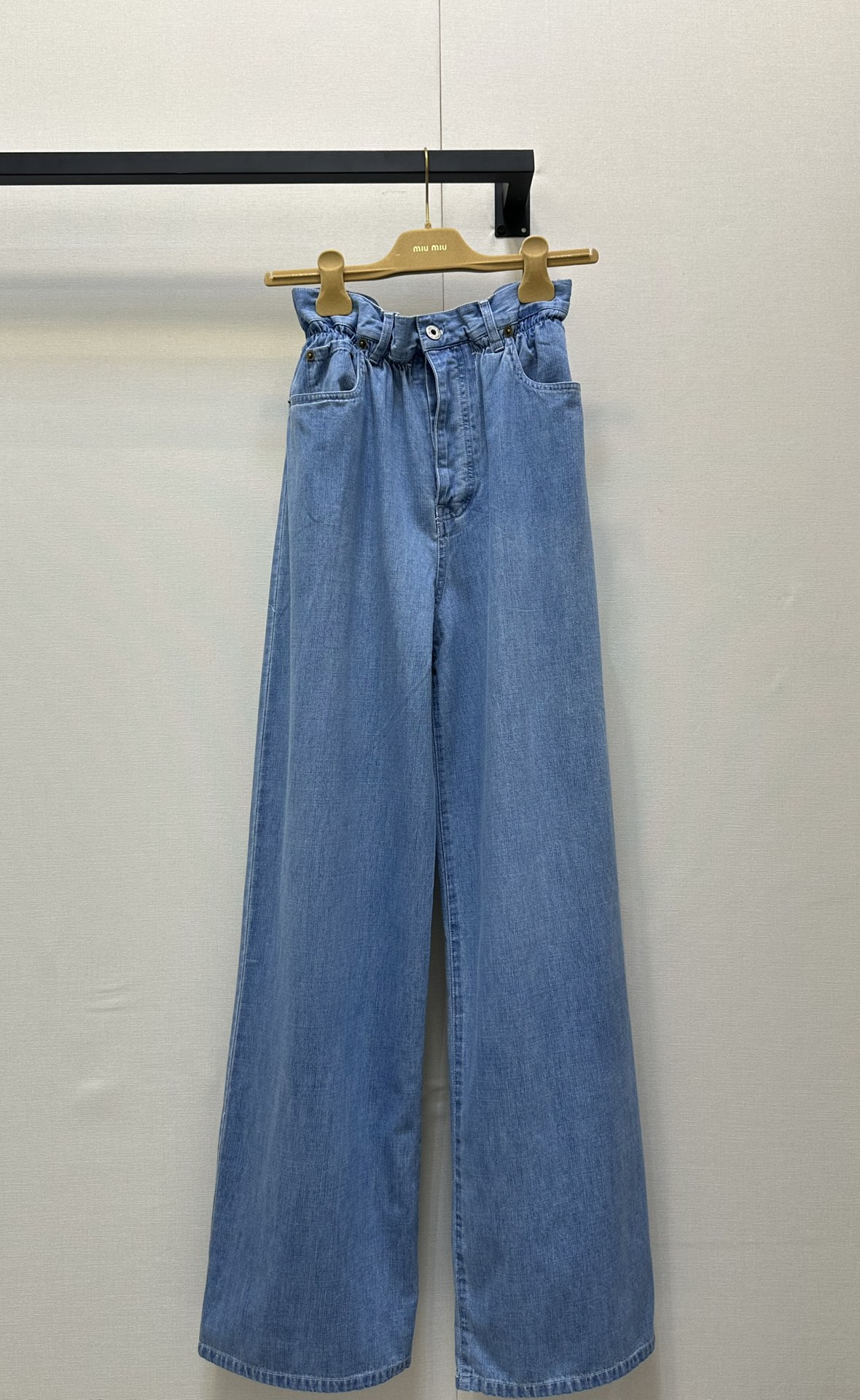 NO:415652,Miu flower bag waist-head denim trousers Original customization School Blooming Monkey special washing process Simple and neat style, with small logo, belt back pocket letter embroidery, casual and lazy style Use imported denim fabric, retro washing process, full of details, touch, super good texture SML large-scale real shot,,miumiu,alexander wang19860909Miu花包腰头牛仔长裤 原版定制 校漂马骝特色水洗工艺 简洁利落版型,配合小logo,腰带后口袋字母刺绣,随性慵懒风 采用进口的牛仔面料,复古水洗工艺,细节感满满 手感 质感超好SML大货实拍,,miumiu,alexander wang,Women's clothing