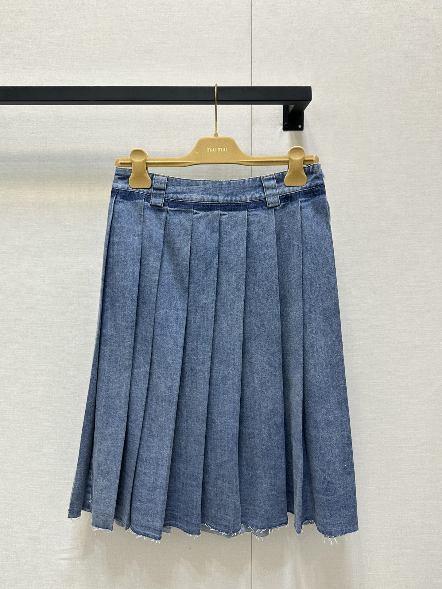 NO:415658,(Skirt) Miumi*25Ss early spring new retro blue denim pleated long skirt |. Original development! High-end production! Retro washing craftsmanship is excellent! Back waist embroidered letter logo is low-key and luxurious, custom imported washing jeans are soft and delicate texture are excellent. The classic version looks huge and slim! It can be sweet and salty and has a temperament that reduces age. Girl style is versatile and not picky! Workmanship quality depends on details. Spot SML real shot, miumiu, skirts, alexander wang19860909（半身裙） Miumi*25Ss早春新款复古蓝牛仔压褶长半裙|.原版开发!高版出品!复古洗水工艺绝绝子!后口腰刺绣字母logo低调奢华,定制进口洗水牛仔柔软细腻质感超赞.经典版型上身巨显瘦!可甜可盐气质减龄少女风百搭不挑人!做工品质看细节.现货 SML大货实拍,,miumiu,skirts,alexander wang,Women's clothing