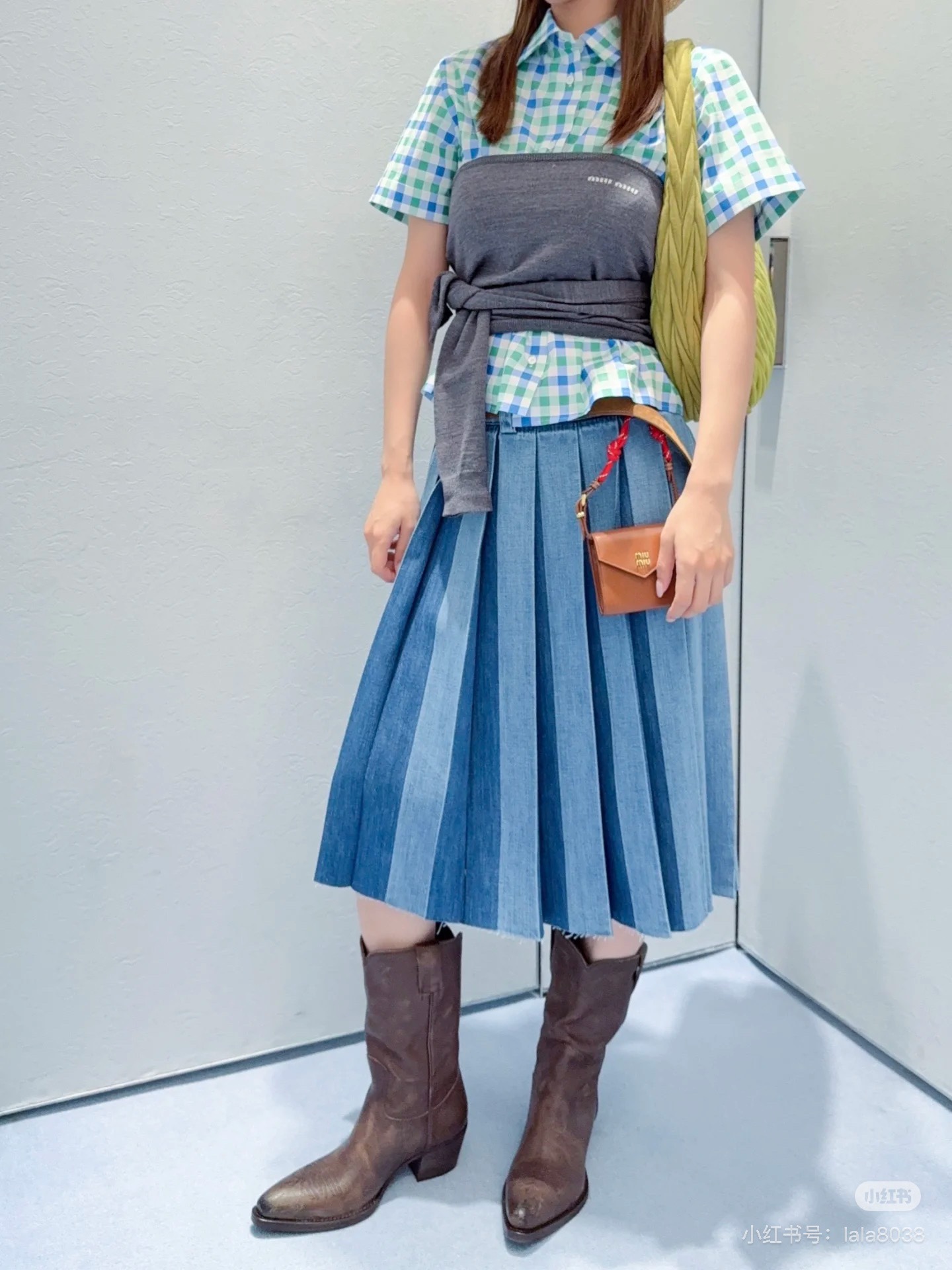 NO:415663,(Skirt) Miumi*25Ss early spring new retro blue denim pleated long skirt |. Original development! High-end production! Retro washing craftsmanship is excellent! Back waist embroidered letter logo is low-key and luxurious, custom imported washing jeans are soft and delicate texture are excellent. The classic style is huge and slim on the upper body! It can be sweet and salty and has a temperament that reduces age. Girl style is versatile and not picky! Workmanship quality depends on details. Spot SML,,miumiu, skirts,alexander wang19860909（半身裙） Miumi*25Ss早春新款复古蓝牛仔压褶长半裙|.原版开发!高版出品!复古洗水工艺绝绝子!后口腰刺绣字母logo低调奢华,定制进口洗水牛仔柔软细腻质感超赞.经典版型上身巨显瘦!可甜可盐气质减龄少女风百搭不挑人!做工品质看细节.现货 SML,,miumiu,skirts,alexander wang,Women's clothing