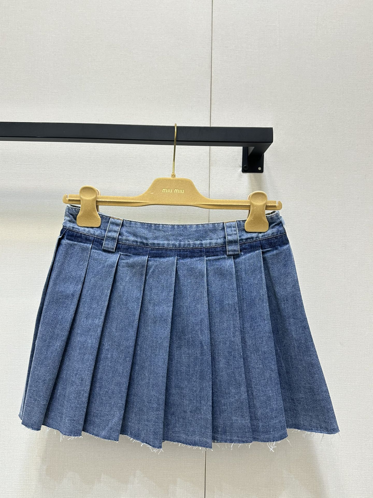 NO:415671,(Short Skirt) Miumi*25Ss early spring new retro blue denim pleated long skirt |. Original development! High-end production! Retro washing craftsmanship is excellent! Back waist embroidered letter logo is low-key and luxurious, custom imported washing jeans are soft and delicate texture are excellent. The classic style is huge and slim on the upper body! It can be sweet and salty and has a temperament that reduces age. Girl style is versatile and not picky! Workmanship quality depends on details. Spot SML,,miumiu, skirts,alexander wang19860909（短裙） Miumi*25Ss早春新款复古蓝牛仔压褶长半裙|.原版开发!高版出品!复古洗水工艺绝绝子!后口腰刺绣字母logo低调奢华,定制进口洗水牛仔柔软细腻质感超赞.经典版型上身巨显瘦!可甜可盐气质减龄少女风百搭不挑人!做工品质看细节.现货 SML,,miumiu,skirts,alexander wang,Women's clothing