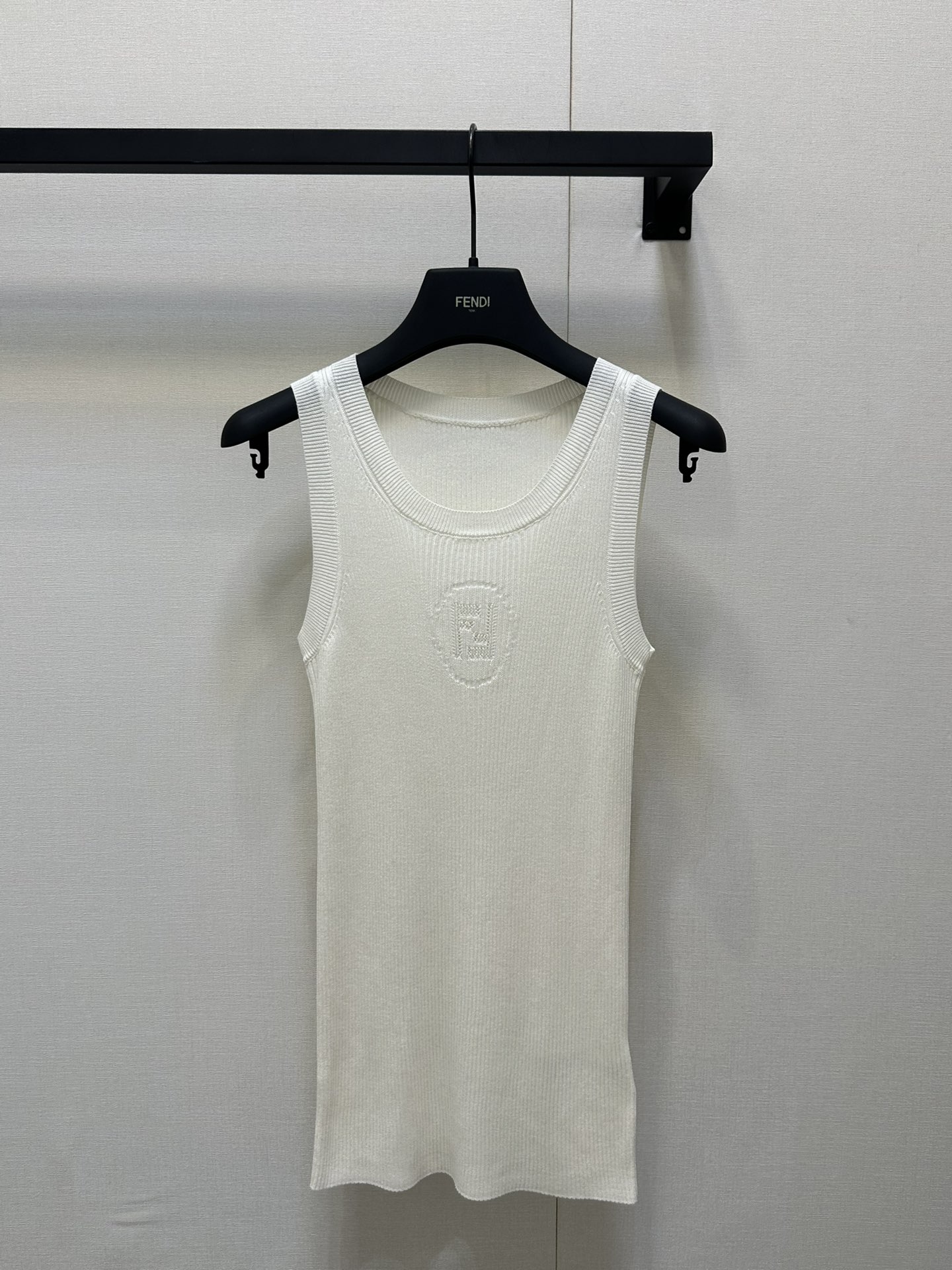 NO:415678,Fend* 25 Spring and Summer New Style Logo Inlay Slim Knitted Vest. Original Developed!  High-end production!  Classic hollow effect on chest FF logo inlay is super high recognition, fine craftsmanship is different from the market low version!  Super elastic slim fit naturally reveals the curve, making you look taller and slim, and you can wear it with a very nice inner wear, and it won't be outdated. It is practical and versatile in summer. SML large-scale real shots, fendi, alexander wang19860909Fend* 25春夏新款 徽标嵌花修身针织背心.原版开发！高版出品！胸口经典镂空效果FF 徽标嵌花超高辨识度,精细工艺区别市场低版！超强弹性修身自然显露曲线,显高瘦身材,单穿内搭都超级nice,又不会过时,夏日实用又百搭 现货 SML大货实拍,,fendi,alexander wang,Women's clothing