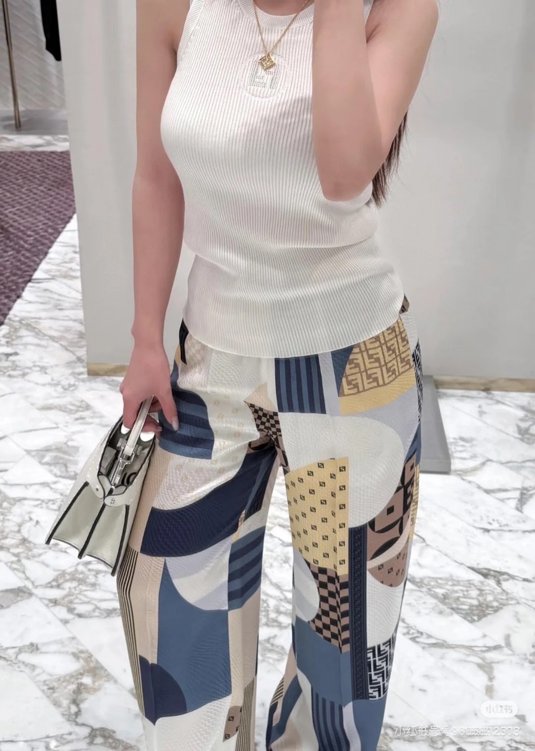 NO:415685,Fend* 25 Spring and Summer New Style Logo Inlay Slim Knitted Vest. Original Developed!  High-end production!  Classic hollow effect on chest FF logo inlay is super high recognition, fine craftsmanship is different from the market low version!  Super elastic slim fit naturally reveals curves, making you look taller and slim. It is super nice to wear inside, and it will not be outdated. It is practical and versatile in summer. Spot SML, fendi, alexander wang19860909Fend* 25春夏新款 徽标嵌花修身针织背心.原版开发！高版出品！胸口经典镂空效果FF 徽标嵌花超高辨识度,精细工艺区别市场低版！超强弹性修身自然显露曲线,显高瘦身材,单穿内搭都超级nice,又不会过时,夏日实用又百搭 现货 SML,,fendi,alexander wang,Women's clothing