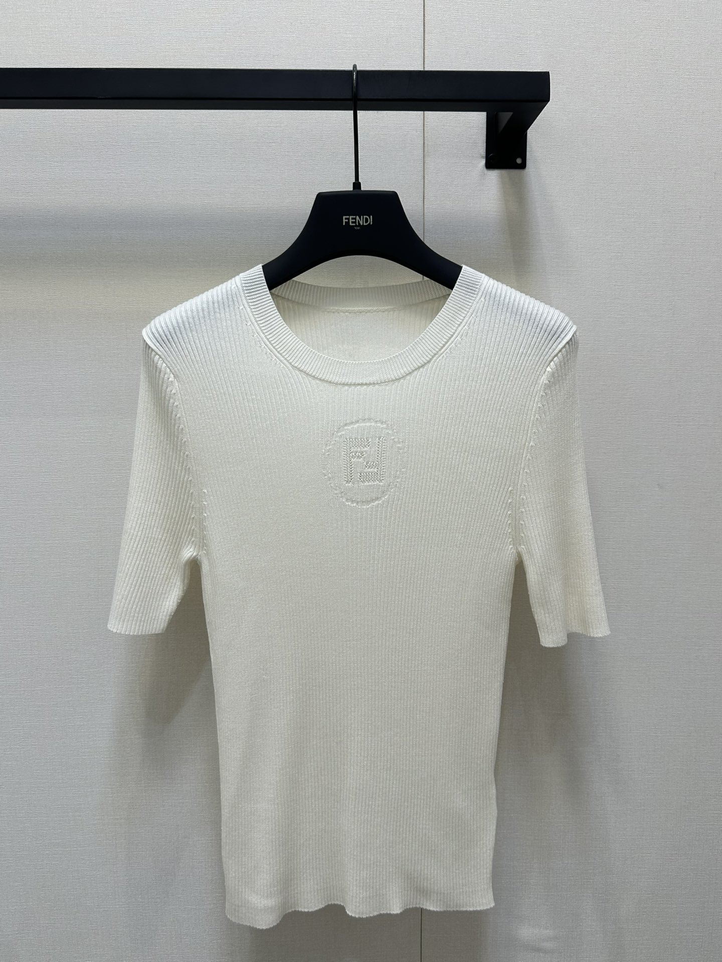 NO:415692,Fend* 25 Spring and Summer New Style Logo Inlay Slim Knit Short Sleeve Original Developed!  High-end production!  Classic hollow effect on chest FF logo inlay is super high recognition, fine craftsmanship is different from the market low version!  Super elastic slim fit naturally reveals the curve, making you look taller and slim, and you can wear it with a very nice inner wear, and it won't be outdated. It is practical and versatile in summer. Spot SML large-scale real shots, fendi, T-shirt, alexander wang19860909Fend* 25春夏新款 徽标嵌花修身针织短袖原版开发！高版出品！胸口经典镂空效果FF 徽标嵌花超高辨识度,精细工艺区别市场低版！超强弹性修身自然显露曲线,显高瘦身材,单穿内搭都超级nice,又不会过时,夏日实用又百搭 现货 SML大货实拍,,fendi,T-shirt,alexander wang,Women's clothing