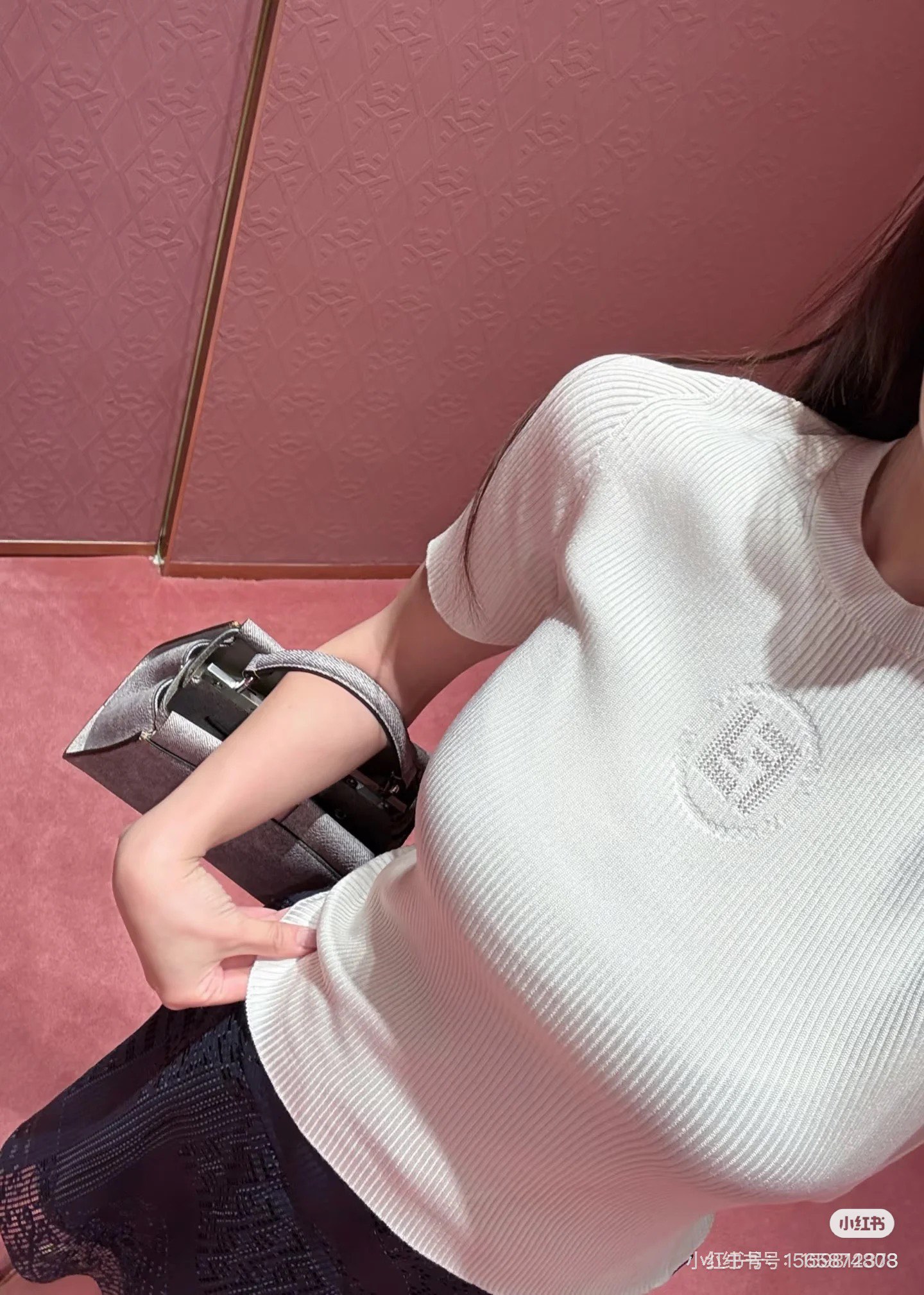 NO:415699,Fend* 25 Spring and Summer New Style Logo Inlay Slim Knit Short Sleeve Original Developed!  High-end production!  Classic hollow effect on chest FF logo inlay is super high recognition, fine craftsmanship is different from the market low version!  Super elastic slim fit naturally reveals curves, making you look taller and slim. It is super nice to wear inside, and it will not be outdated. It is practical and versatile in summer. Spot SML, fendi, T-shirt, alexander wang19860909Fend* 25春夏新款 徽标嵌花修身针织短袖原版开发！高版出品！胸口经典镂空效果FF 徽标嵌花超高辨识度,精细工艺区别市场低版！超强弹性修身自然显露曲线,显高瘦身材,单穿内搭都超级nice,又不会过时,夏日实用又百搭 现货 SML,,fendi,T-shirt,alexander wang,Women's clothing