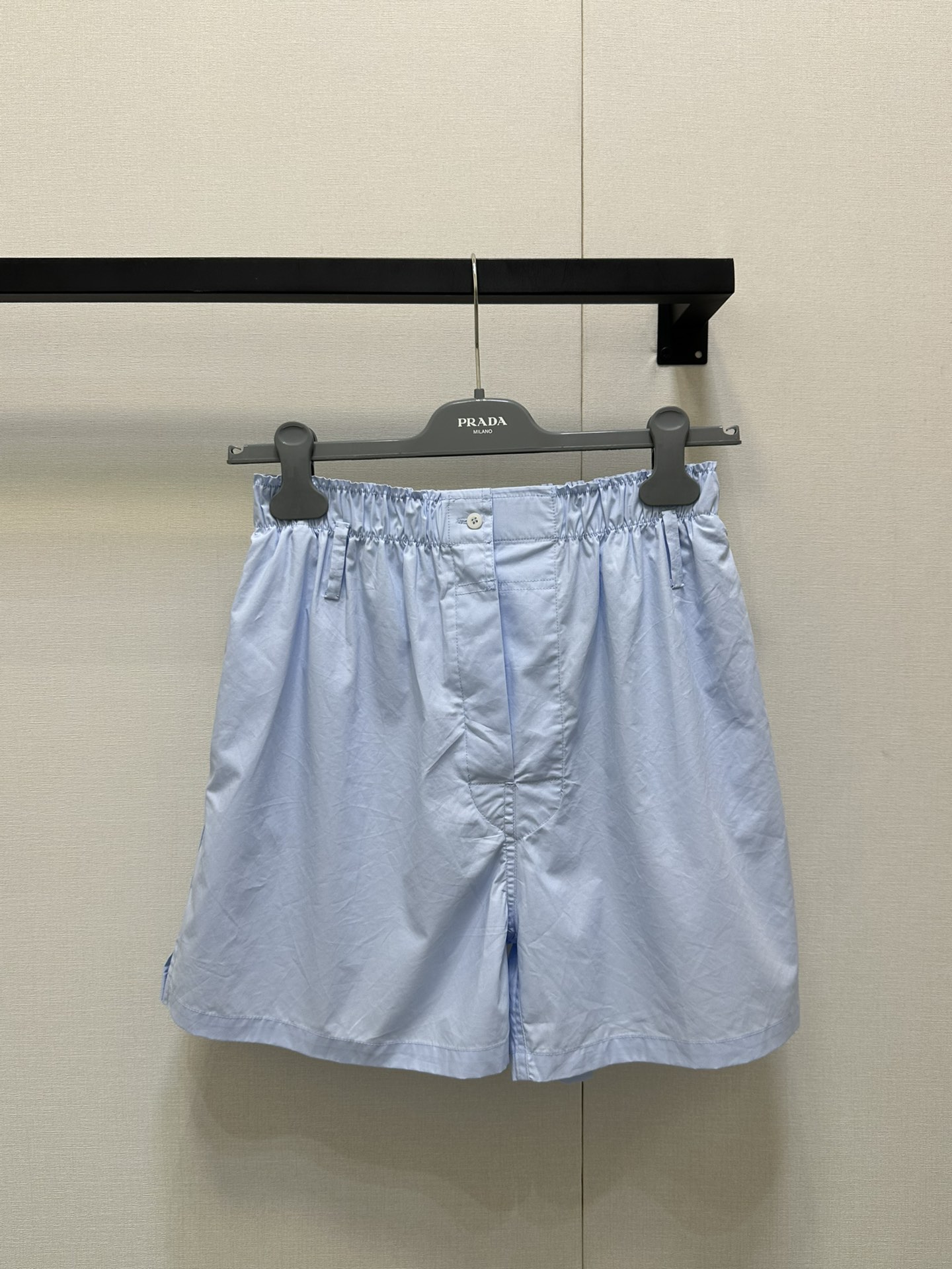 NO:420254,*25 new style poplin elastic waist A-line shorts super refreshing summer light blue, one of the essential items for vacation outfits!  A-line elastic waist pants, the upper body effect is very high and the modification ratio is raised. The classic triangle logo design of the back pocket highlights the brand's relaxed and advanced personality. Any top can easily have a high-end ootd!  Spot SML large-scale real shots, shorts, alexander wang19860909*25新款 府绸松紧腰A字短裤超清爽的夏日淡蓝色,度假穿搭必备单品之一！ A字版松紧腰裤型,上身效果非常拉高修饰比例,后袋经典三角徽标设计彰显品牌松弛高级个性～随便搭配任何一个上装都轻松拥有高级ootd！现货 SML大货实拍,,shorts,alexander wang,Women's clothing