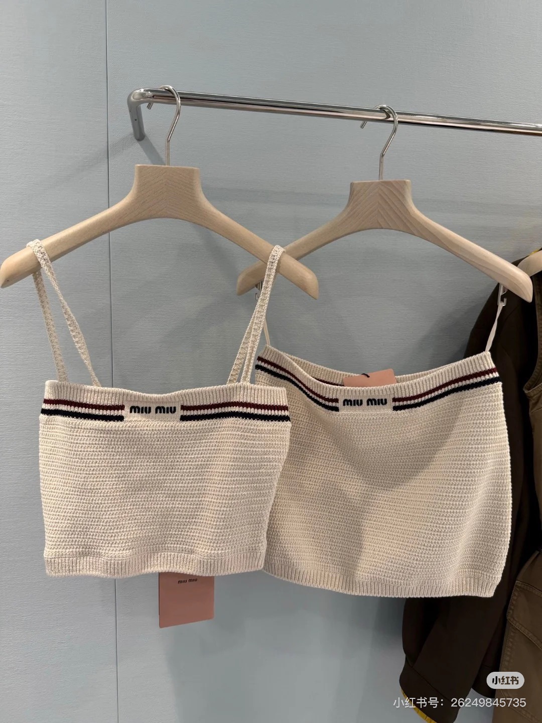 NO:420315,(Set) Miumi* 25Ss Spring and Summer New Style Micro-Character Knitted Sling Skirt Set High-Premium Production!  Customized yarn replica 1:1, classic contrasting stripes and brand logo embroidery embellishment, highlighting the fashion sense of the big brand, elastic knitted short skirt, fits the hip shape but is not tight, soft, skin-friendly and breathable, age-reducing fashion and not picky. SML, miumiu, skirts, alexander wang19860909（一套）Miumi* 25Ss春夏新款 微标针织吊带半裙套装 高版出品！定制纱线复刻1:1,经典的撞色条纹与品牌Logo刺绣图案点缀 彰显大牌的时尚感,弹力针织短裙,贴合臀型却不紧绷,柔软亲肤透气,减龄时尚不挑人 SML,,miumiu,skirts,alexander wang,Women's clothing