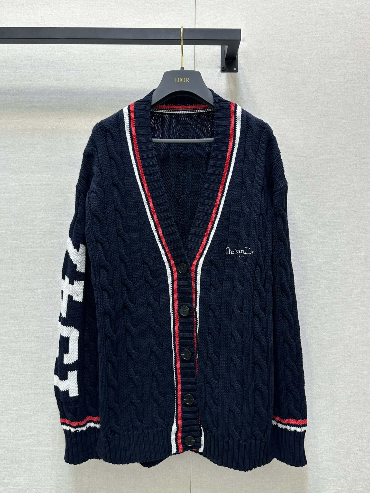 NO:424771,Dio* new style, contrasting color big V-neck college style knitted cardigan sweater, original development!  High-end production!  This sweater is not only beautiful when worn alone, but also super versatile as a layered inner layer!  Whether it is paired with jeans or skirts, you can easily control it, allowing your outfit to be improved by several levels instantly!  Workmanship quality depends on the details. Spot SML 2 color products real photos, dior, skirts, jeans, sweaters, alexander wang19860909Dio*新款新款 撞色大V领学院风针织开衫毛衣 原版开发！高版出品！这款针织衫不仅单穿好看,作为叠穿内搭也是超级百搭的！ 不管是搭配牛仔裤还是半身裙,都能轻松驾驭,让你的穿搭瞬间提升好几个档次！做工品质看细节.现货 SML 2色货实拍,,dior,skirts,jeans,sweaters,alexander wang,Women's clothing