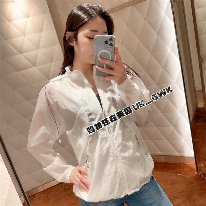 NO:421824,Louis Vuitto*2025 new hooded sun protection jacket Customized YB imported lightweight sun protection material breathable and comfortable sun protection doubled Hooded drawstring zipper jacket Large body plain color The hem is elastic and can be adjusted by drawstring. Easy to fit the body shape. Lighter and flexible. Combined with the waist side splicing jacquard dark pattern logo and back letters, low-key to show taste. The end of the drawstring is bright and fashionable. It is easy to wear. Black and white., louis vuitton, jackets & coats,hats,alexander wang19860909Louis Vuitto*2025新品连帽防晒外套 定制YB进口轻薄防晒材质 透气舒适 防晒加倍 连帽抽绳拉链外套 大身素色 下摆松紧可利用抽绳调节 轻松贴合身型 更轻便灵活 配合腰侧拼接提花暗纹徽标与后背字母 低调彰显品味 抽绳末端皮标徽标点亮细节 随意搭都出彩时髦 黑色 白色,,louis vuitton,jackets & coats,hats,alexander wang,Women's clothing