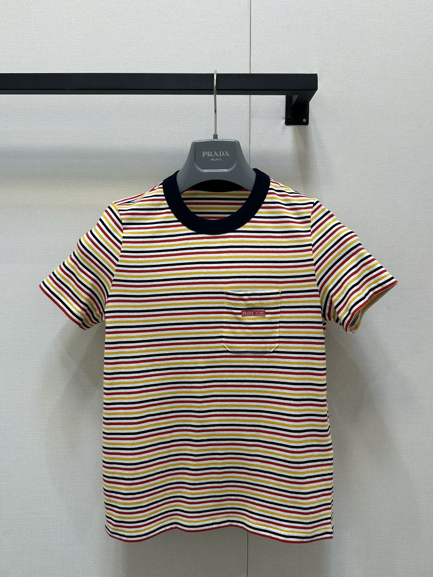NO:420272,Prad* 25Ss spring and summer new style, fresh striped slim short-sleeved T-shirt. Original development!  High-end production!  Thread color-blocking round neck contrast color casual handsome and fashionable!  The letter label logo is low-key and luxurious, and the classic slim fit style is versatile and not picky about the beauty of others!  The double strands have been mercerized!  Workmanship quality depends on details, spot SML large-scale real shots, prada, T-shirt, tees, t-shirt, alexander wang19860909Prad* 25Ss春夏新款 航海风情清新条纹修身短袖T恤.原版开发！高版出品！螺纹拼色圆领撞色休闲帅气又时髦！字母标签logo低调奢华,经典修身版型百搭不挑人上身美的不要不要的！双股做了丝光工艺哦！做工品质看细节,现货SML大货实拍,,prada,T-shirt,tees，t-shirt,alexander wang,Women's clothing