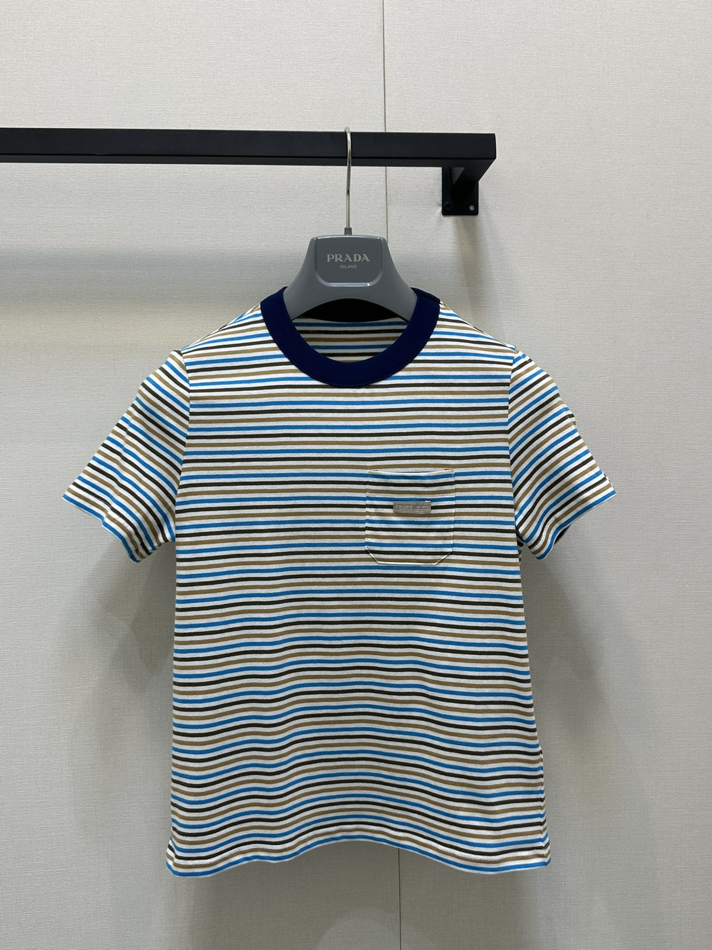 NO:420291,Prad* 25Ss spring and summer new style, fresh striped slim short-sleeved T-shirt. Original development!  High-end production!  Thread color-blocking round neck contrast color casual handsome and fashionable!  The letter label logo is low-key and luxurious, and the classic slim fit style is versatile and not picky about the beauty of others!  The double strands have been mercerized!  Workmanship quality depends on details, spot SML large-scale real shots, prada, T-shirt, tees, t-shirt, alexander wang19860909Prad* 25Ss春夏新款 航海风情清新条纹修身短袖T恤.原版开发！高版出品！螺纹拼色圆领撞色休闲帅气又时髦！字母标签logo低调奢华,经典修身版型百搭不挑人上身美的不要不要的！双股做了丝光工艺哦！做工品质看细节,现货SML大货实拍,,prada,T-shirt,tees，t-shirt,alexander wang,Women's clothing