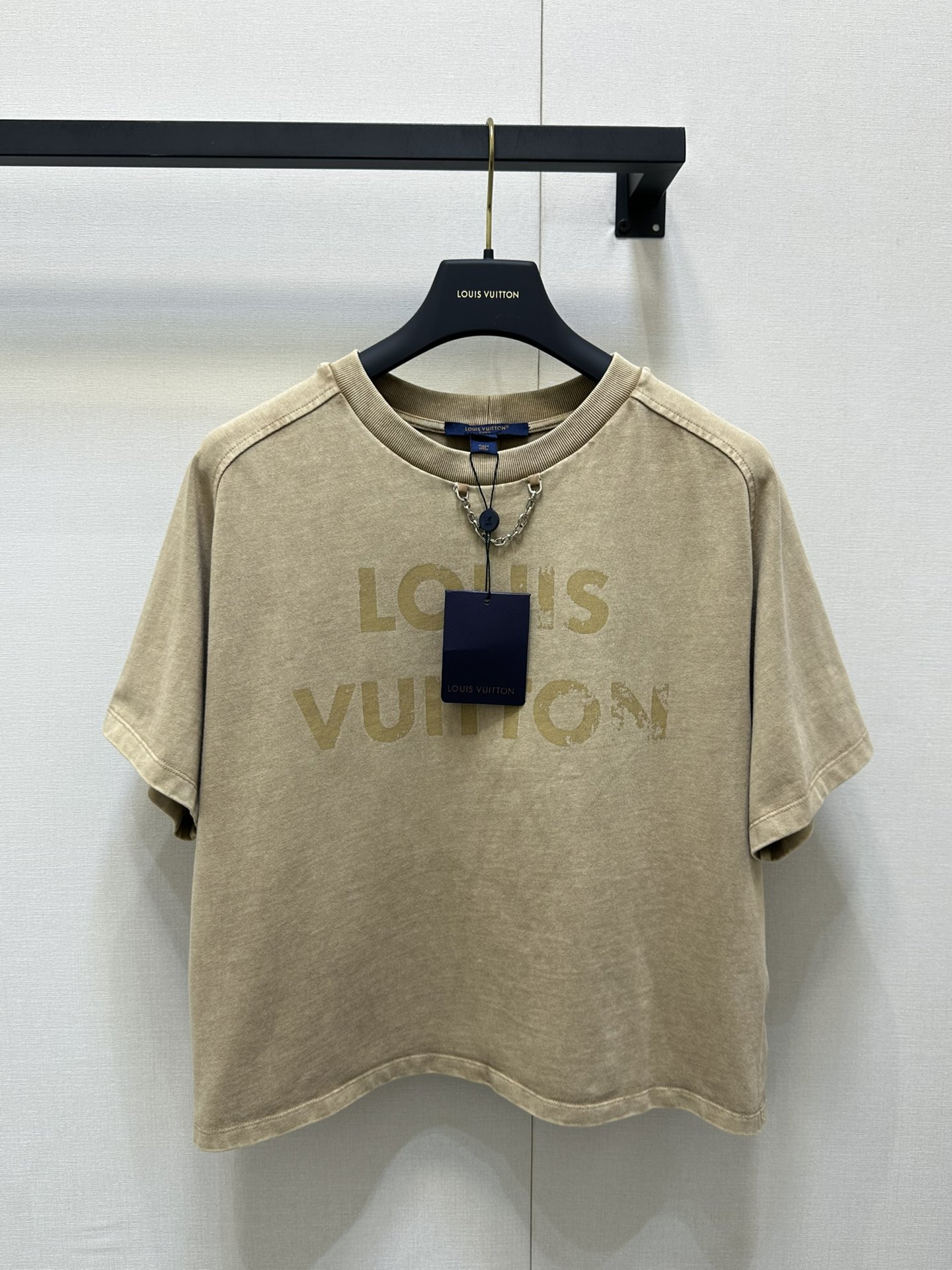 NO:422320,(Top) (Shorts 3 days to warehouse) Louis Vuitto*2025 new product old washing and stir-frying process Customized YB native denim cotton material breathable and comfortable retro high-end Short-sleeved tops are made of high-quality fabrics, loose style, whole body washing and old colors The top is centered and mottled with iconic letter elements printed with neckline and chain details make the simple style more layered. Paired with elastic shorts in the same series, details echo the details show the high-end style and overall coordination charm. Dressing into a casual and lazy style. Real shot of SML large-scale goods, louis vuitton, shorts, T-shirt, alexander wang19860909（上衣）（短裤3天到仓） Louis Vuitto*2025新品做旧水洗炒色工艺 定制YB原生牛仔棉材质 透气舒适 复古高级 短袖上衣采用高克重面料 宽松版型 通体水洗做旧色彩 上衣居中斑驳效果印有标志性字母元素 领口包边链条细节让简单款式更显层次感 搭配同系列弹力短裤 细节呼应 彰显高级格调和整体协调魅力 穿搭出休闲慵懒风格 SML大货实拍,,louis vuitton,shorts,T-shirt,alexander wang,Women's clothing