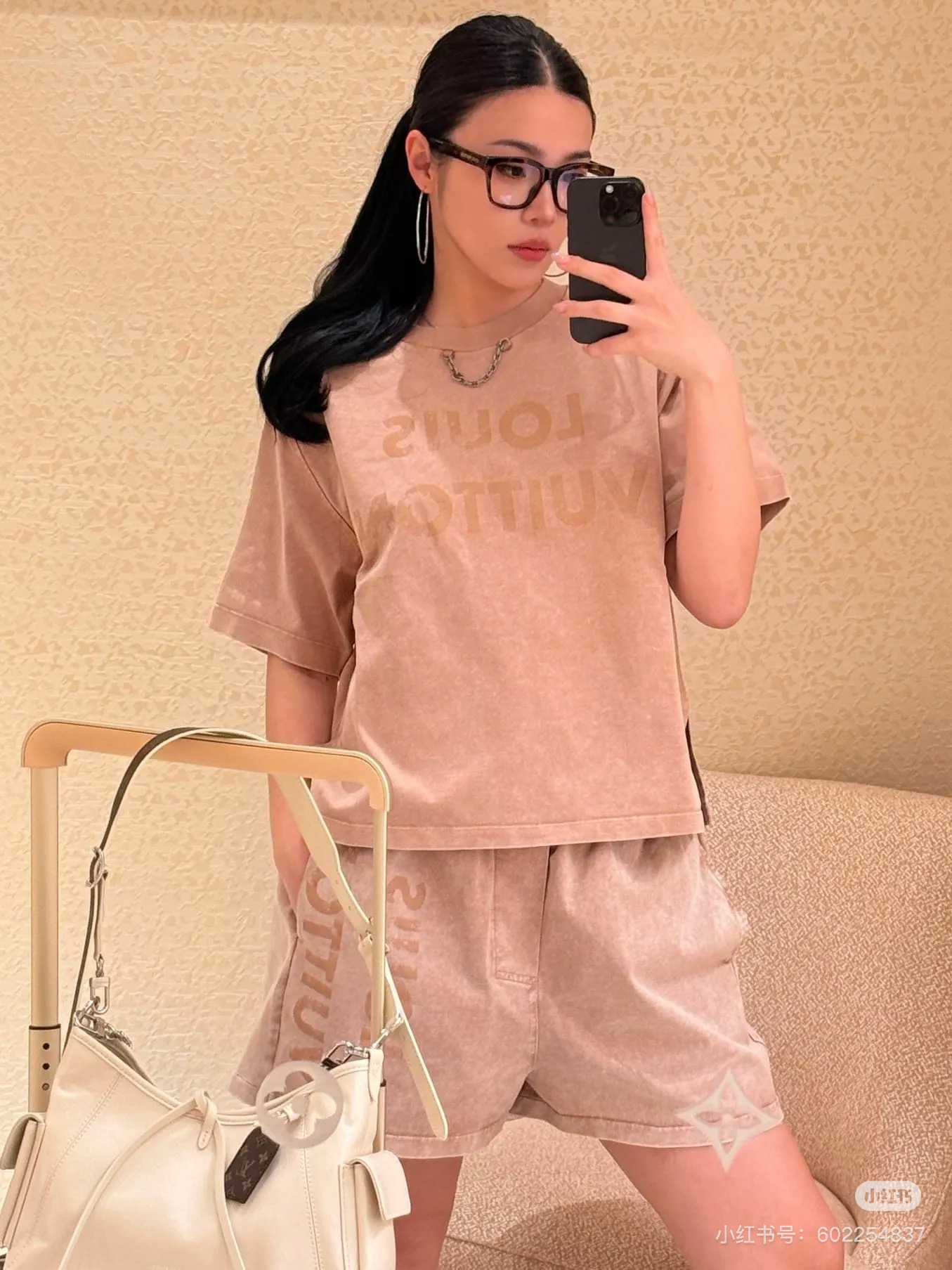 NO:422330,(Top) (Shorts 3 days to warehouse) Louis Vuitto*2025 new product old-fashioned washing and stir-frying process Customized YB native denim cotton material breathable and comfortable retro high-end Short-sleeved tops are made of high-quality fabrics, loose styles, whole-body washing and old-fashioned colors The top is centered and mottled with iconic letter elements. The neckline edge chain details make the simple style more layered. Paired with elastic shorts in the same series, details echo the details to show high-end style and overall coordination charm. Dress in a casual and lazy style. SML,,louis vuitton, shorts, T-shirt, alexander wang19860909（上衣）（短裤3天到仓） Louis Vuitto*2025新品做旧水洗炒色工艺 定制YB原生牛仔棉材质 透气舒适 复古高级 短袖上衣采用高克重面料 宽松版型 通体水洗做旧色彩 上衣居中斑驳效果印有标志性字母元素 领口包边链条细节让简单款式更显层次感 搭配同系列弹力短裤 细节呼应 彰显高级格调和整体协调魅力 穿搭出休闲慵懒风格 SML,,louis vuitton,shorts,T-shirt,alexander wang,Women's clothing