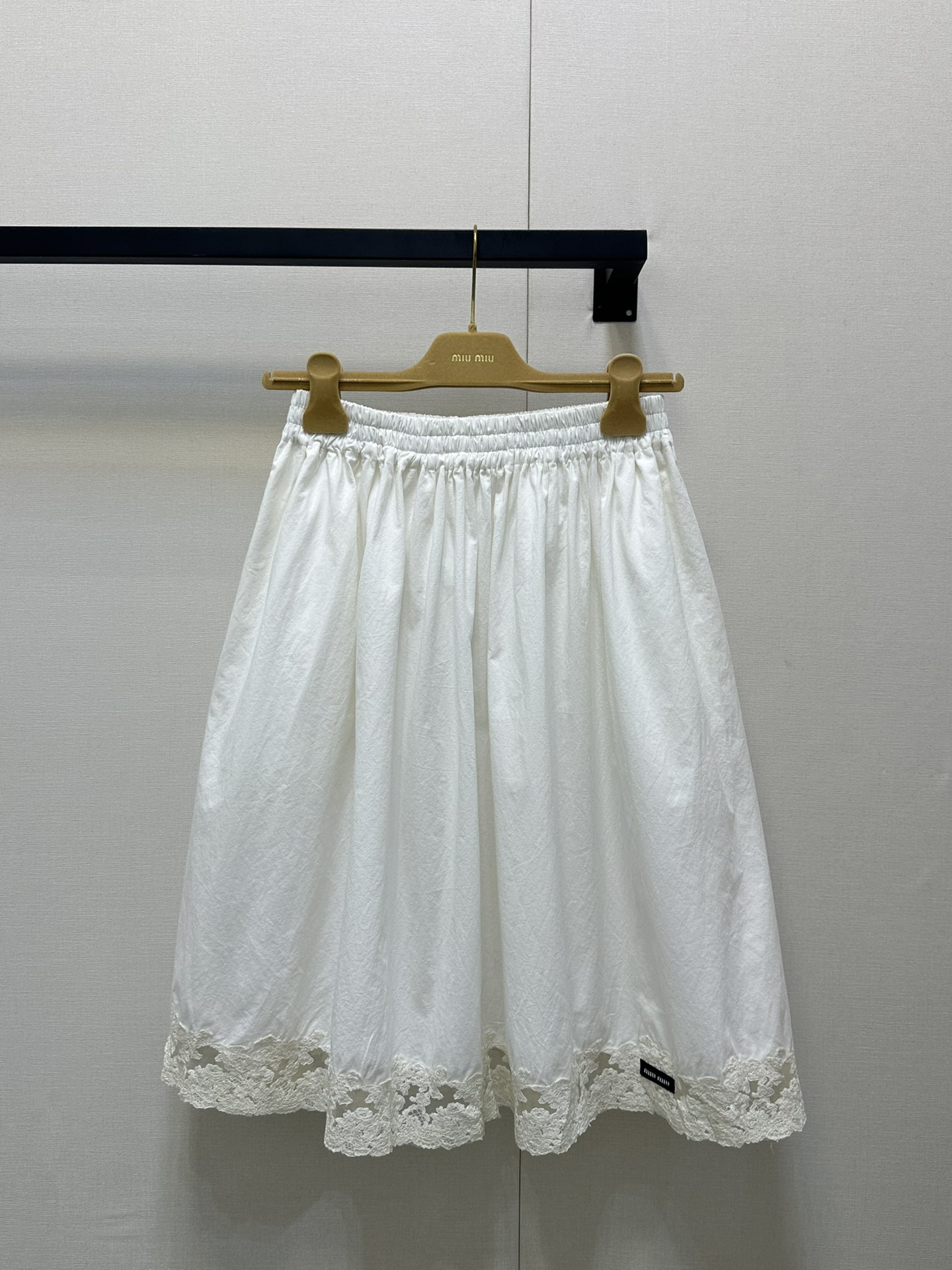 NO:423985,MiuMi*25Ss spring and summer new French lace skirt. Original development!  High-end production!  Hand-cranked embroidery The hem is decorated with French lace design, and the French feel is full~ The cotton and linen fabric is very comfortable and refreshing to wear!  Especially suitable for summer, the design of the hem is high-end and versatile, high-quality visible to the naked eye, spot SML large-scale real shot, miumiu, skirts, alexander wang19860909MiuMi*25Ss春夏新款 法式蕾丝花边半裙.原版开发！高版出品！手摇拼接绣花 下摆饰有法式蕾丝花边设计 法式感拉满～棉麻面料穿起来特别舒服清爽！特别适合夏天 下摆的设计又高级百搭 肉眼可见的高品质 现货SML大货实拍,,miumiu,skirts,alexander wang,Women's clothing