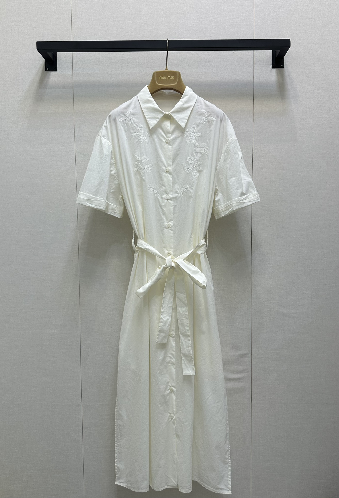 NO:423290,Miumi* 25Ss Spring and Summer New Style Logo Embroidered Style Shirt Style Short Sleeve Long Dress. Original Developed!  High-end production!  Classic off-white shirt collar, elegant and capable. The overall French style is gentle, the waist lace can be adjusted freely, and it is easy to concave the slim waist. When you wear it, it seems like walking on the streets of Paris. Spot SML large-scale real photos, miumiu, skirts, shirts, T-shirts, alexander wang19860909Miumi* 25Ss春夏新款 徽标刺绣风格衬衫式短袖长款连衣裙.原版开发！高版出品！经典米白色衬衫领,优雅又干练.整体法式温柔风,腰部系带能自由调节,轻松凹出小蛮腰,穿上它仿佛漫步在巴黎街头 现货SML大货实拍,,miumiu,skirts,shirts,T-shirt,alexander wang,Women's clothing