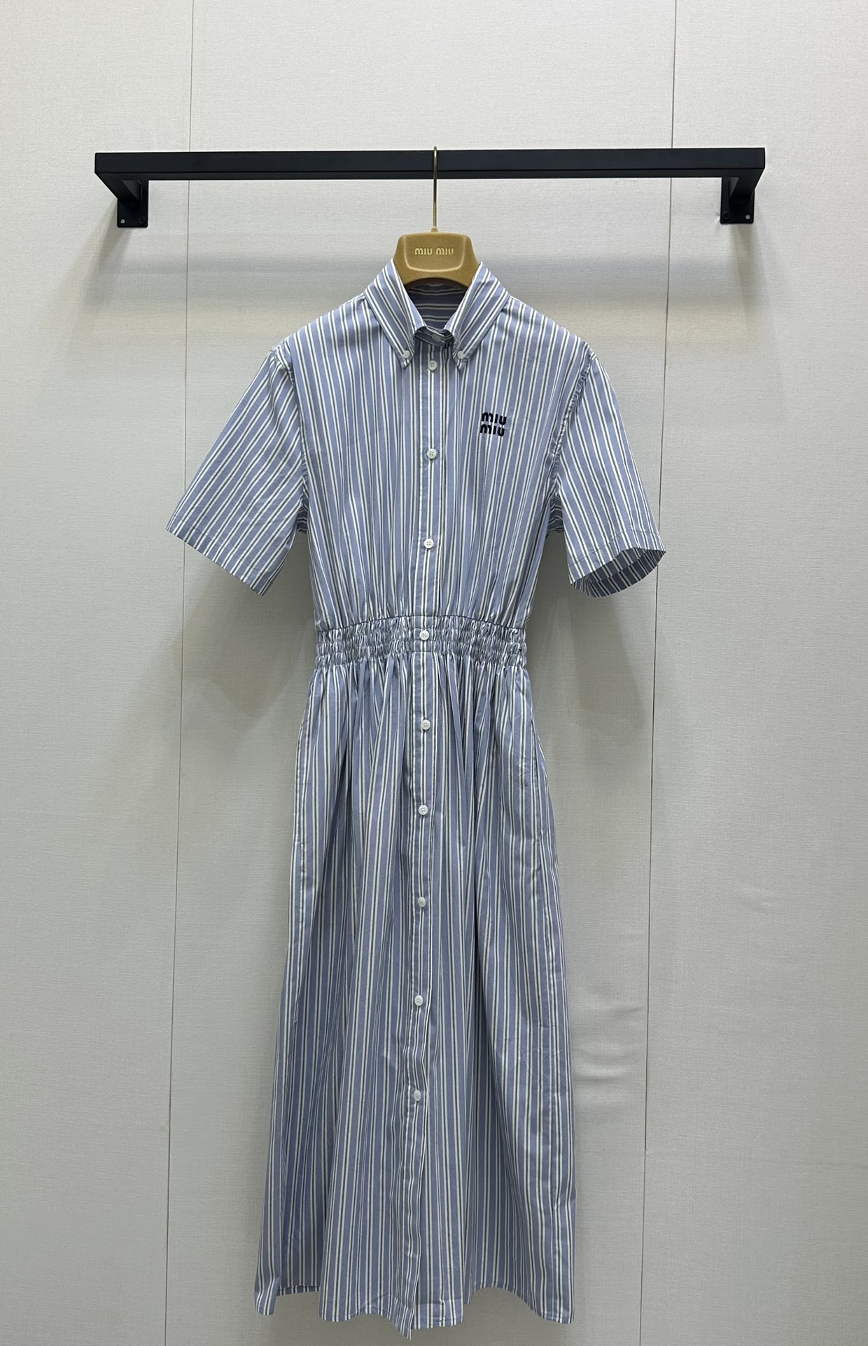 NO:423917,Miumi* 25Ss Spring and Summer New Style Refreshing Academy Style Elastic Waist Striped Short Sleeve Shirt Dress. Original Developed!  High-end production!  Custom imported cotton material, skin-friendly and soft version is crisp and stylish, huge and comfortable, classic brand logo embroidery embroidery, waist-closing skirt is lively and elegant, outlining graceful figure. Whether you are strolling on the street or attending casual parties, it can make you elegant and outstanding and become the focus of everyone. Spot SML large-scale real shots, miumiu, skirts, shirts, T-shirts, alexander wang19860909Miumi* 25Ss春夏新款 清爽学院风松紧腰条纹短袖衬衫连衣裙.原版开发！高版出品！定制进口全棉材质 亲肤柔软版本挺括有型 巨巨巨舒服,经典品牌logo刺绣点缀,收腰裙摆灵动飘逸,勾勒曼妙身姿.无论是漫步街头还是出席休闲聚会,它都能让你优雅出众,成为众人焦点.现货SML大货实拍,,miumiu,skirts,shirts,T-shirt,alexander wang,Women's clothing
