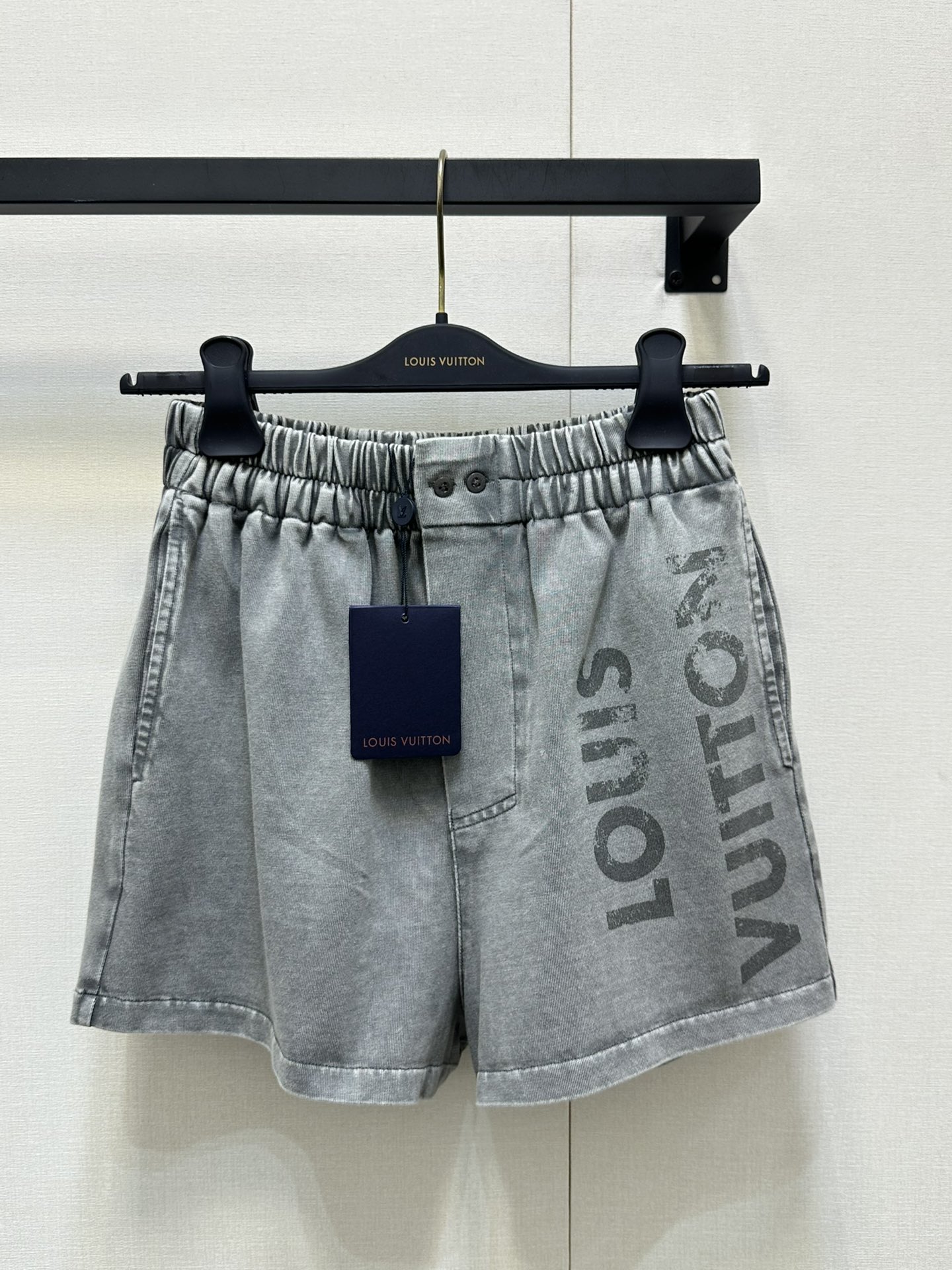 NO:425360,(Shorts) Louis Vuitto*2025 new product old-fashioned washing and stir-frying process Customized YB native denim cotton material breathable and comfortable retro high-end Short-sleeved tops are made of high-quality fabrics, loose fits, whole-body washing and old-fashioned colors The top is centered and mottled with iconic letter elements. The neckline edge chain details make the simple style more layered. Paired with elastic shorts in the same series, details echo the details to show the high-end style and overall coordination charm. Dressing into a casual and lazy style. Real shot of SML large-scale products, louis vuitton, shorts, T-shirt, alexander wang19860909（短裤） Louis Vuitto*2025新品做旧水洗炒色工艺 定制YB原生牛仔棉材质 透气舒适 复古高级 短袖上衣采用高克重面料 宽松版型 通体水洗做旧色彩 上衣居中斑驳效果印有标志性字母元素 领口包边链条细节让简单款式更显层次感 搭配同系列弹力短裤 细节呼应 彰显高级格调和整体协调魅力 穿搭出休闲慵懒风格 SML大货实拍,,louis vuitton,shorts,T-shirt,alexander wang,Women's clothing