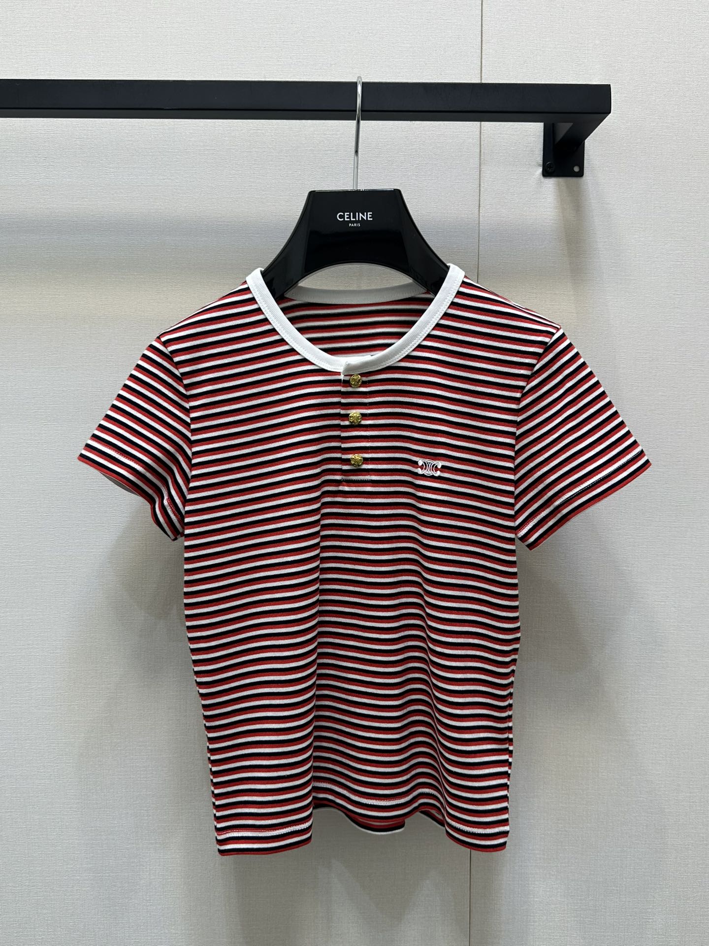 NO:425320,Celin* 25Ss spring and summer new style intellectual fashionable style striped short-sleeved T-shirt. Original development!  High-end production!  Original custom metal logo buckle, retro navy striped sweet girl age-reducing sports girl single!  Three-dimensional embroidered Arc de Triomphe is low-key and luxurious!  The imported customized fabric has a great texture. It can be sweet and salty, and its temperament is age-reducing and girlish style is versatile and not picky!  Perfect workmanship quality depends on details. Spot SML large-scale real-time photos, celine, T-shirt, tees, t-shirt, alexander wang19860909Celin* 25Ss春夏新款 知识分子时髦风气质条纹短袖T恤.原版开发！高版出品！原版定制金属logo扣,复古海军条纹甜妹减龄运动少女单品！立体刺绣凯旋门低调奢华！进口定制面料质感超赞.可甜可盐气质减龄少女风百搭不挑人！完美做工品质看细节.现货SML大货实拍,,celine,T-shirt,tees，t-shirt,alexander wang,Women's clothing