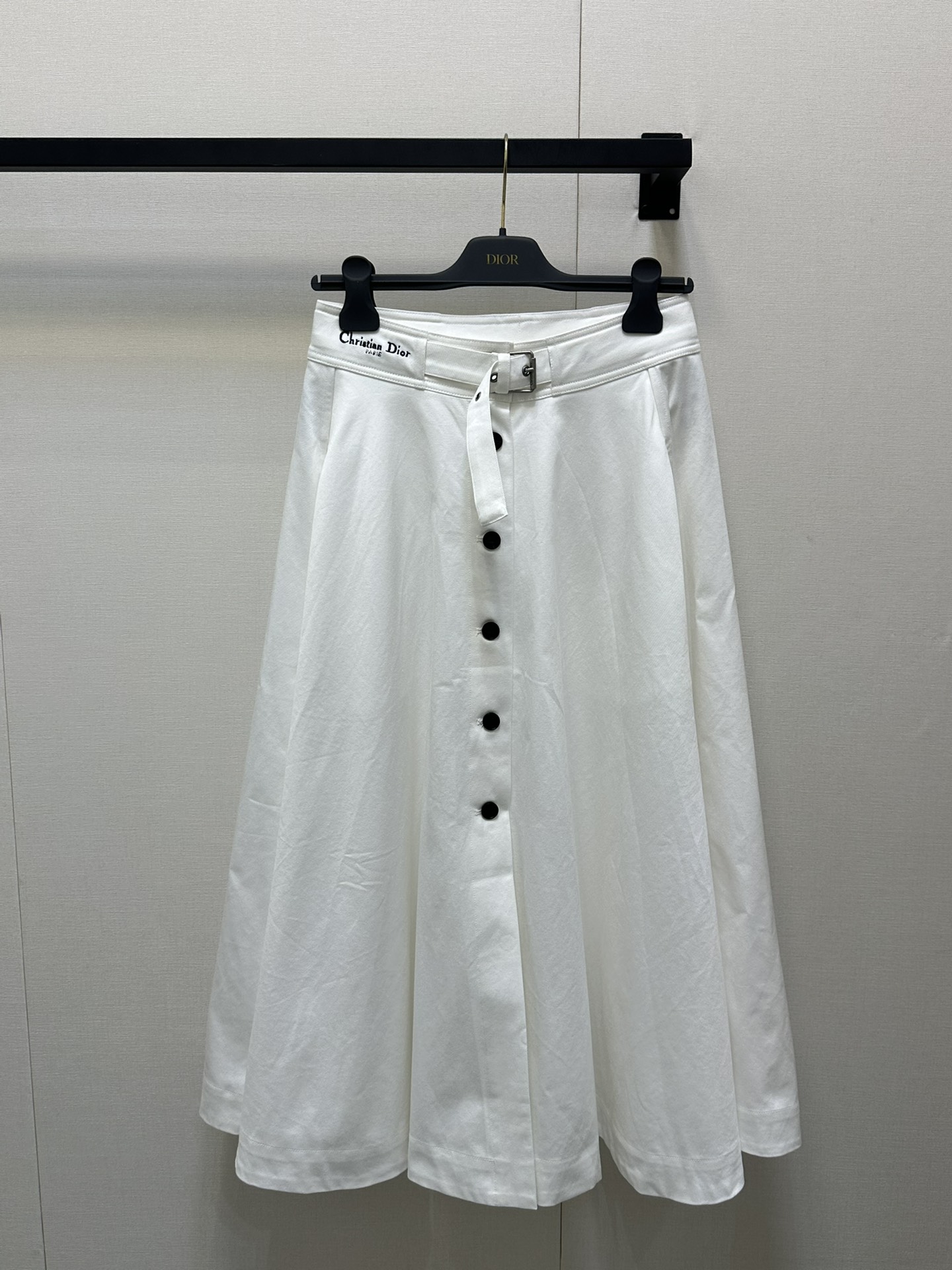 NO:425292,Dio*2025 new product perforated belt button high-waist umbrella skirt original development denim fabric high-quality texture gloss draped high-waist umbrella skirt style waist letter embroidery logo thin edges close-fitting perforated fabric belt design waist-hugging more curved waist-hugging umbrella skirt hem, floating and undulating while walking, swaying posture, easily showing the charm of long legs, modifying the curve of the legs to accommodate the figure, classic white rice dumplings, retro and modern, easy to wear to create a French beauty style, charming and fashionable SML large-scale real shots, dior, skirts, alexander wang19860909Dio*2025新品穿孔腰带纽扣高腰伞裙 原版开发 牛仔面料 质感高级 光泽垂顺 高腰伞裙版型 腰间字母刺绣徽标细边贴身穿孔本布腰带设计 收腰更显曲线美 搭配分量十足的伞状裙摆 行走之间飘荡起伏 摇曳生姿 轻松彰显长腿魅力 修饰腿部曲线包容身材 白粽经典配色复古摩登 轻松穿搭出法式大美女风格 魅力时髦 SML大货实拍,,dior,skirts,alexander wang,Women's clothing