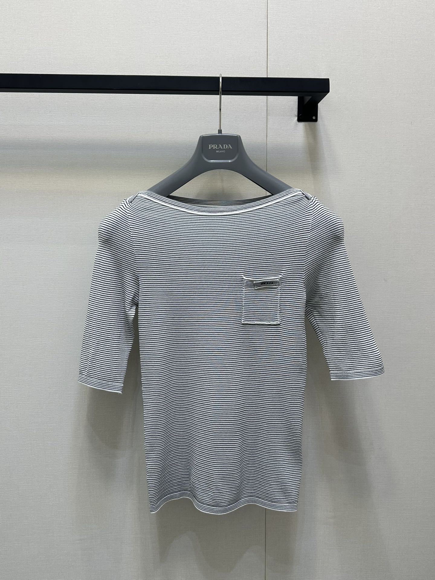 NO:423307,Prad*2025 new pinstripe pocket knit top Original development Custom fabric, high-end product Soft and skin-friendly, comfortable and not easy to wrinkle, two-color stripes distributed throughout the body, visually narrow and slimming, five-point sleeves modify the arms, add a sweet and cute atmosphere, complement the chest pocket logo, presenting an exclusive well-behaved college style, easy to match. SML large-scale real shots, prada, alexander wang19860909Prad*2025新品细条纹口袋针织上衣 原版开发 定制面料,高版出品 柔软亲肤 舒适不易皱 通体两色条纹分布 视觉收窄显瘦 五分袖修饰手臂 增添甜美可爱气息 与胸前口袋徽标相得益彰 呈现专属乖巧学院风格 搭配轻松.SML大货实拍,,prada,alexander wang,Women's clothing