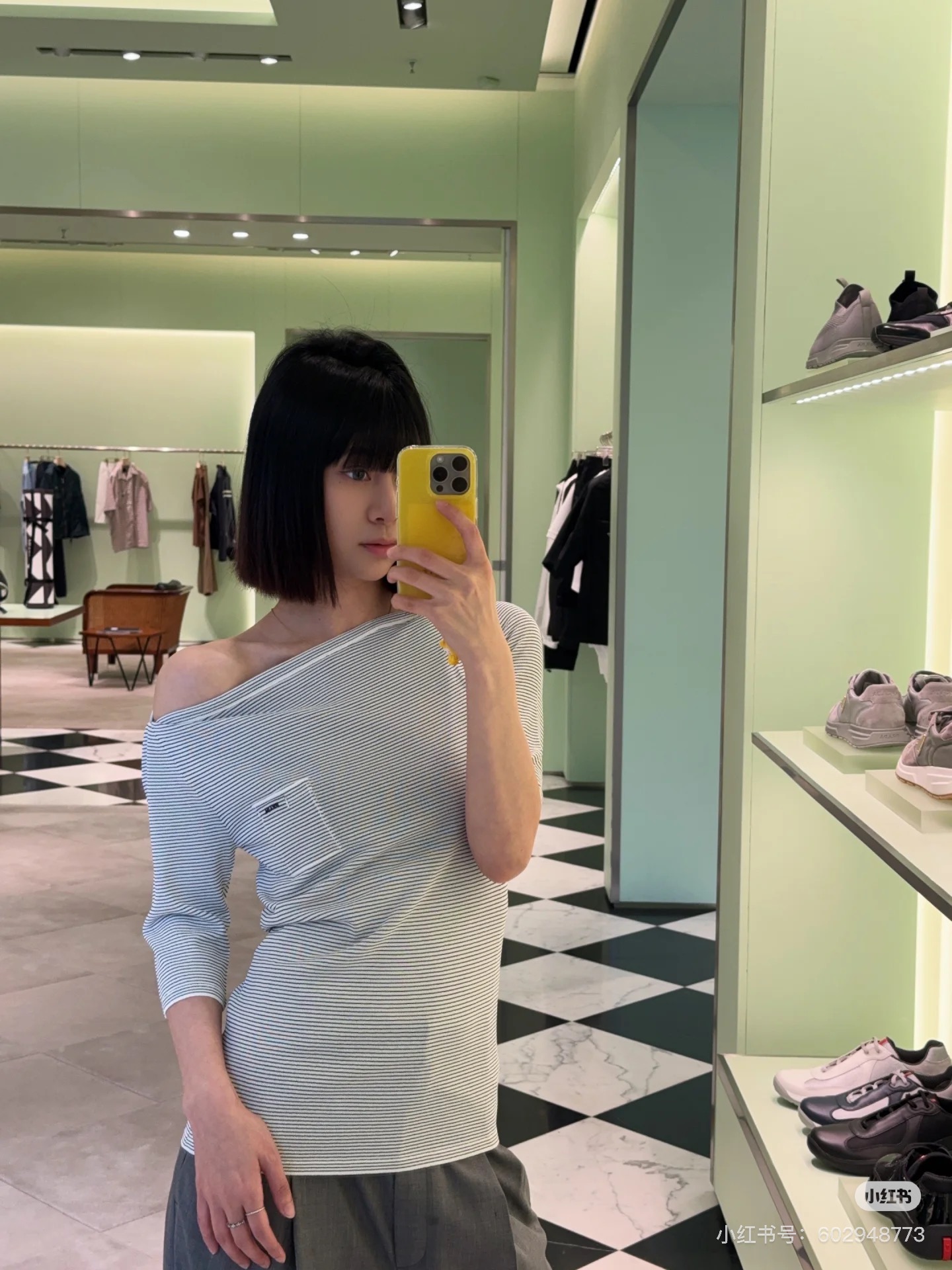 NO:425342,Prad*2025 new pinstripe pocket knit top Original development Custom fabric, high-end product Soft and skin-friendly, comfortable and not easy to wrinkle, two-color stripes distributed throughout the body, visually narrow and slimming, five-point sleeves modify the arms, add a sweet and cute atmosphere, complement the chest pocket logo, presenting an exclusive well-behaved college style, easy to match.SML,,prada,alexander wang19860909Prad*2025新品细条纹口袋针织上衣 原版开发 定制面料,高版出品 柔软亲肤 舒适不易皱 通体两色条纹分布 视觉收窄显瘦 五分袖修饰手臂 增添甜美可爱气息 与胸前口袋徽标相得益彰 呈现专属乖巧学院风格 搭配轻松.SML,,prada,alexander wang,Women's clothing