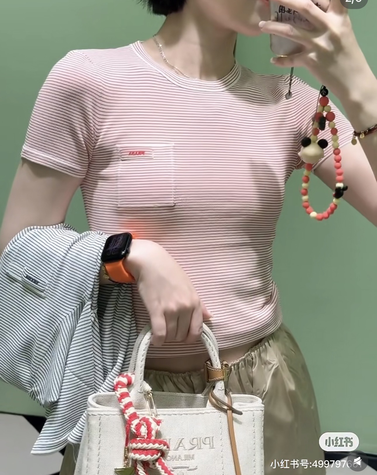 NO:425353,Prad*2025 new pinstripe pocket knit top Original development Custom fabric, high-end product Soft and skin-friendly, comfortable and not easy to wrinkle, two-color stripes distributed throughout the body, visually narrow and slimming, five-point sleeves modify the arms, add a sweet and cute atmosphere, complement the chest pocket logo, presenting an exclusive well-behaved college style, easy to match.SML,,prada,alexander wang19860909Prad*2025新品细条纹口袋针织上衣 原版开发 定制面料,高版出品 柔软亲肤 舒适不易皱 通体两色条纹分布 视觉收窄显瘦 五分袖修饰手臂 增添甜美可爱气息 与胸前口袋徽标相得益彰 呈现专属乖巧学院风格 搭配轻松.SML,,prada,alexander wang,Women's clothing