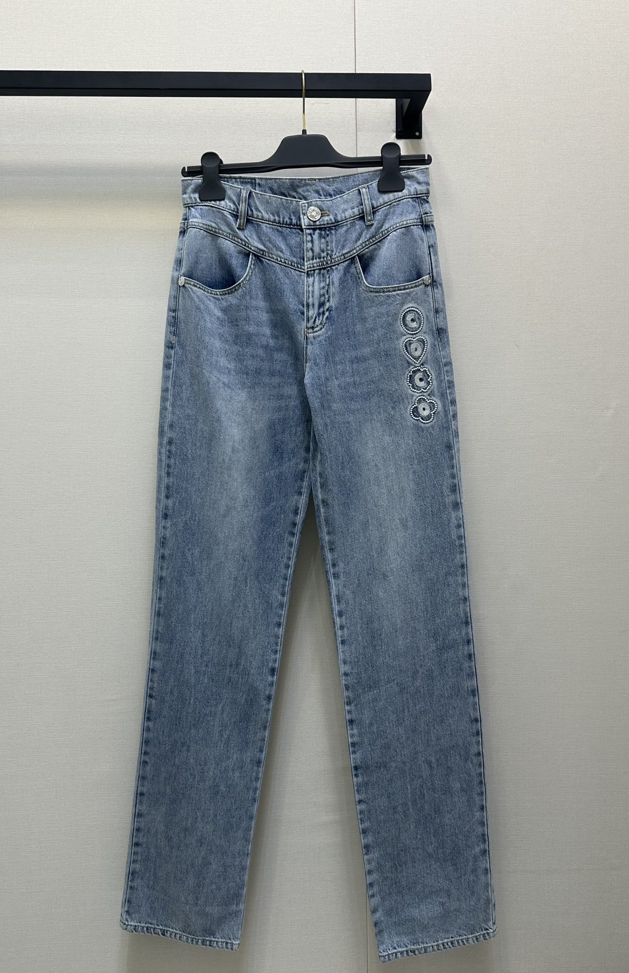 NO:425304,Chane*2025 new high-waisted water-washed denim straight pants Customized YB twill cotton denim material Good breathability Soft and skin-friendly High-waist buckle symmetrical pocket straight pants tailored Multi-enzyme washing process to create uniform light blue Retro and fashionable Pocket single-sided embroidered coco embroidered logo Enamel style High-end increase styling Highlights highlight casual temperament Easy to wear good proportions Fashionable and fashionable SML large-scale real shots, Chanel, alexander wang19860909Chane*2025新品高腰水洗牛仔直筒裤 定制YB斜纹棉牛仔材质 透气性佳 柔软亲肤 高腰系扣对称口袋直筒长裤剪裁 多重酵素水洗工艺处理 打造均匀浅蓝 复古又时尚 口袋单侧点缀coco字样刺绣徽标 格调高级 增加造型感 突出休闲气质 轻松穿出好比例 时髦洋气 SML大货实拍,,chanel,alexander wang,Women's clothing