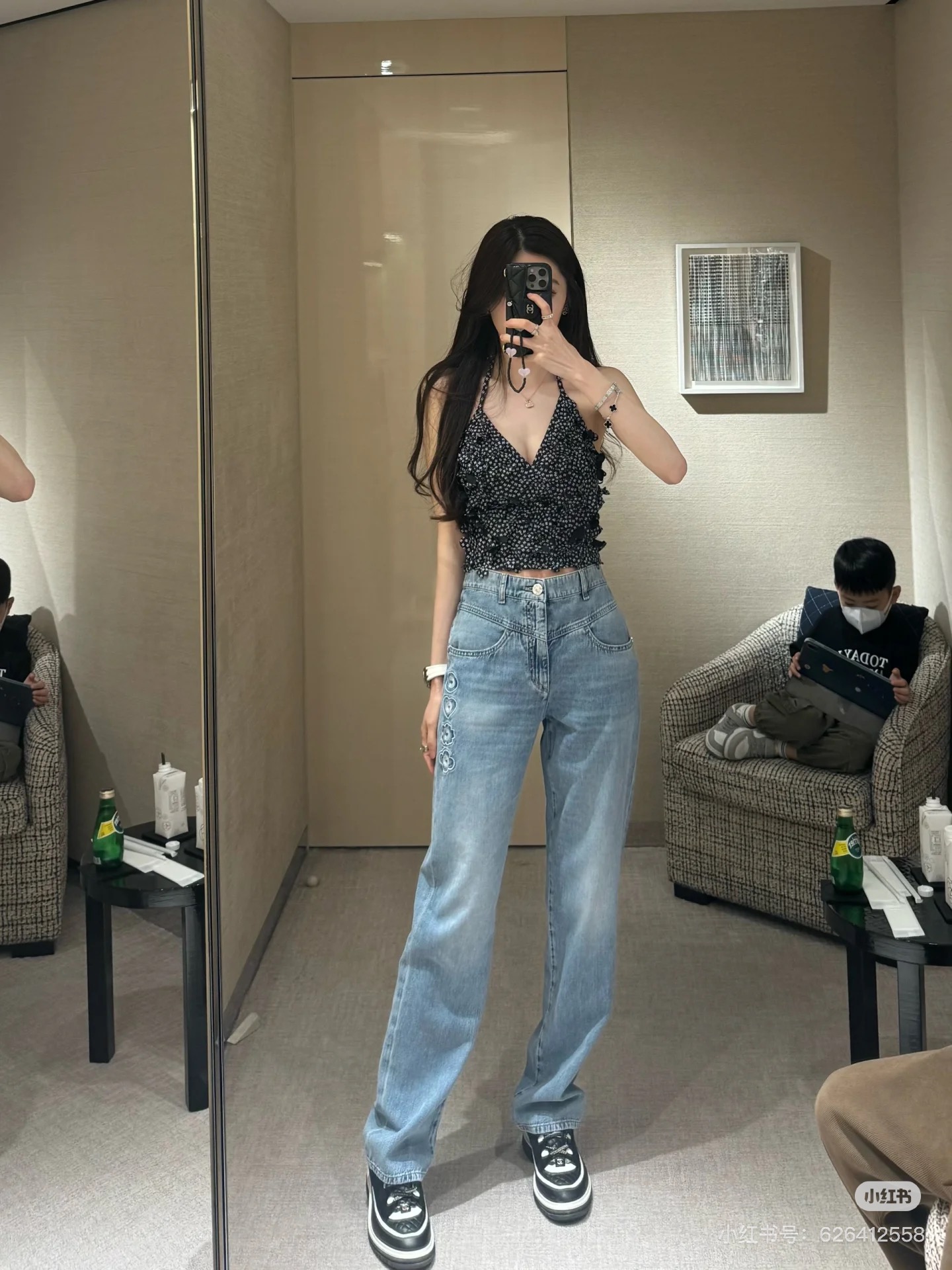 NO:425312,Chane*2025 new high-waisted water-washed denim straight pants Customized YB twill cotton denim material Good breathability Soft and skin-friendly High-waist buckle symmetrical pocket straight pants cut Multi-enzyme washing process to create uniform light blue Retro and fashionable Pocket single-sided embroidered coco embroidered logo Enamel style High-end increase styling Highlights highlight casual temperament Easy to wear good proportions Fashionable and fashionable SML, Chanel, alexander wang19860909Chane*2025新品高腰水洗牛仔直筒裤 定制YB斜纹棉牛仔材质 透气性佳 柔软亲肤 高腰系扣对称口袋直筒长裤剪裁 多重酵素水洗工艺处理 打造均匀浅蓝 复古又时尚 口袋单侧点缀coco字样刺绣徽标 格调高级 增加造型感 突出休闲气质 轻松穿出好比例 时髦洋气 SML,,chanel,alexander wang,Women's clothing