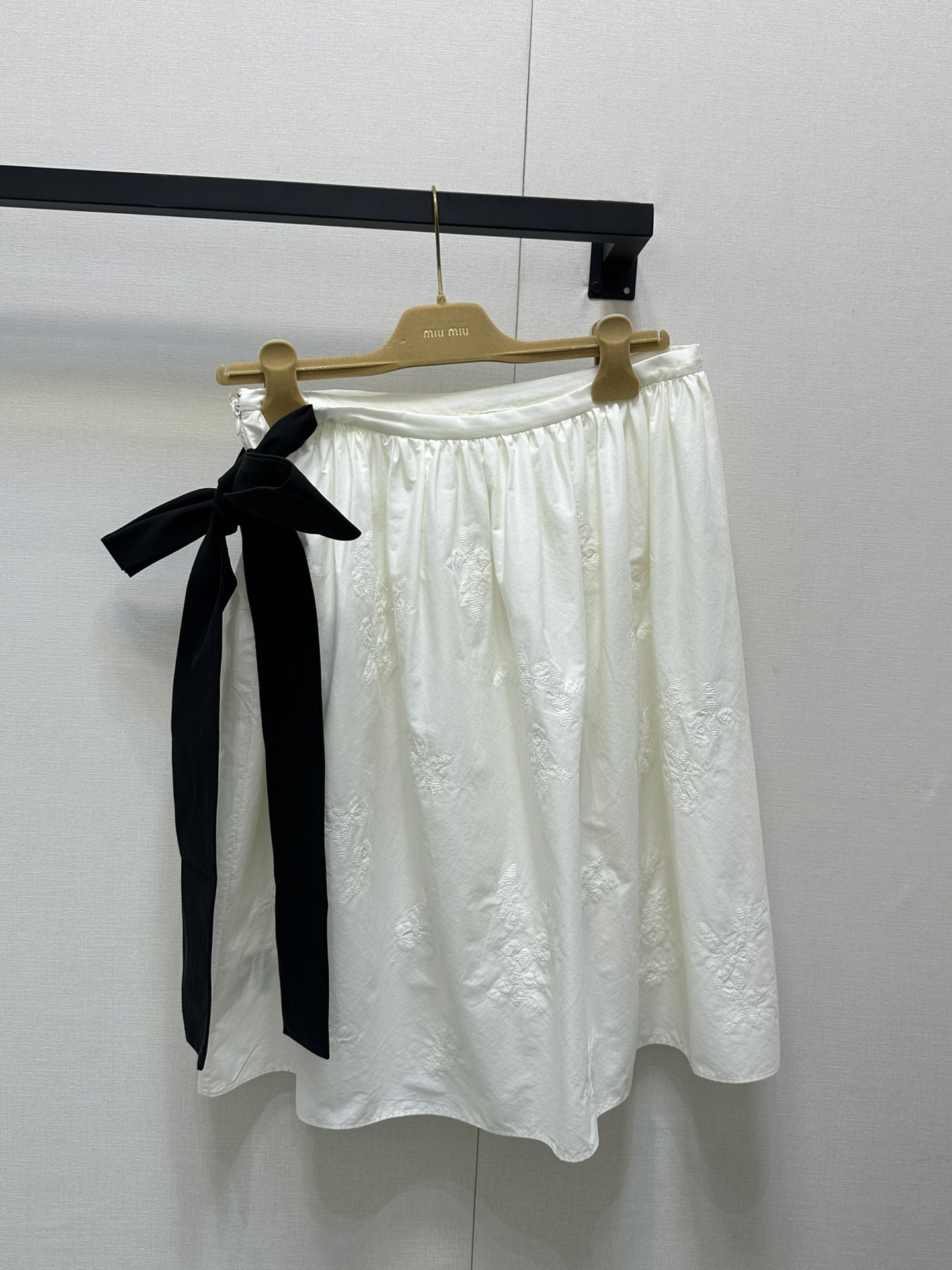 NO:423298,(Skirt) MiuMi* 25Ss Spring and Summer New Embroidered Cotton Strap Skirt. Original Development High-Premium Production!  Cotton fabric contains mulberry silk decoration brand logo and floral pattern jacquard embroidery, contrasting black lace (can be used as bow shape), elastic elastic waist circumference, spring and summer versatile items, a set of recommended spot SML large-scale real shots, miumiu, skirts, alexander wang19860909（半裙）MiuMi* 25Ss春夏新款 刺绣棉布绑带半身裙.原版开发 高版出品！棉质面料含有桑蚕丝 饰品牌标识和花卉图案提花刺绣,撞色黑色系带（可做蝴蝶结造型）,松紧弹力腰围,春夏百搭单品,一套推荐现货SML大货实拍,,miumiu,skirts,alexander wang,Women's clothing