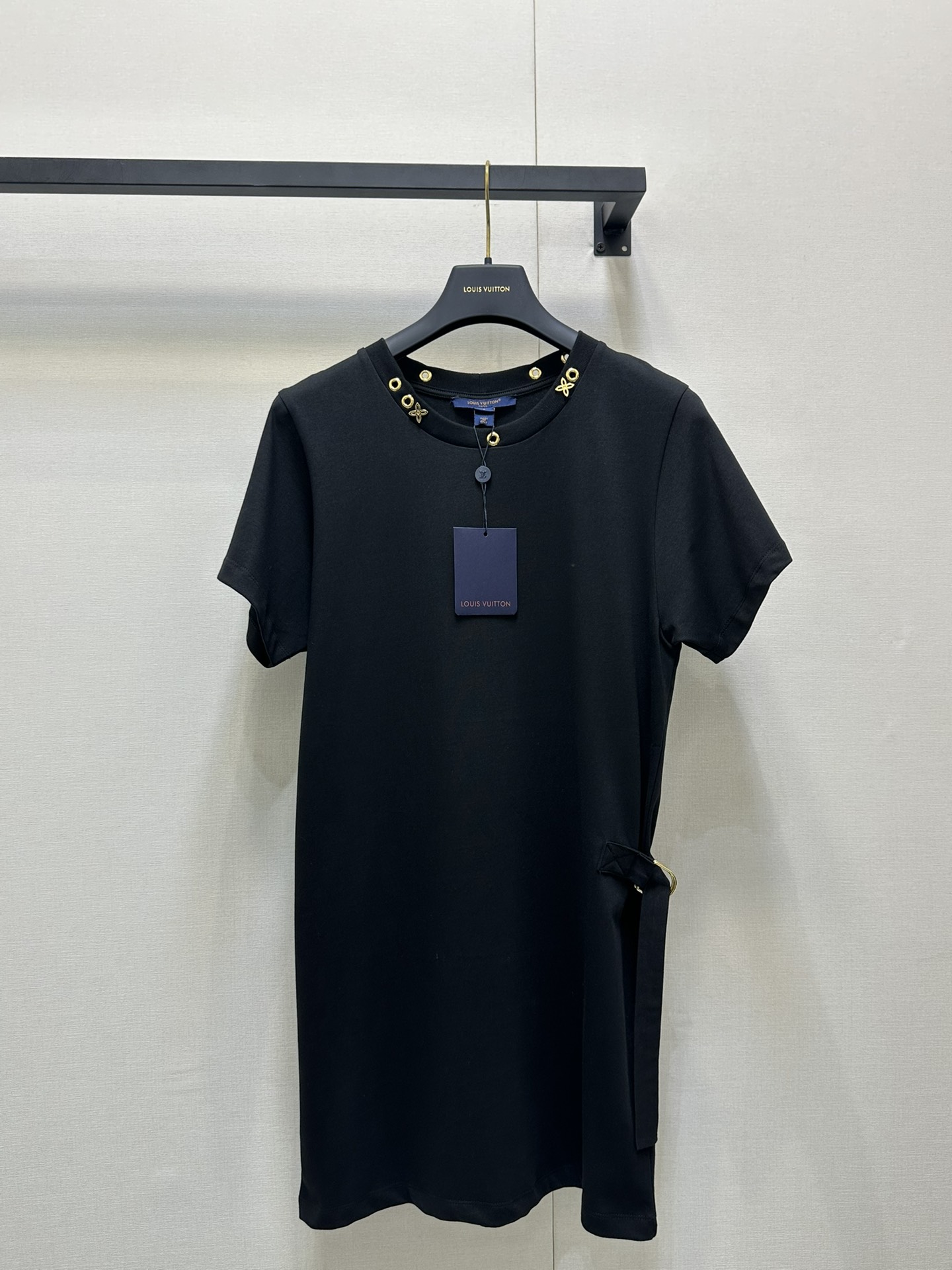 NO:421862,Lv 25new neckline gold logo short-sleeved Tee skirt neckline four-leaf logo decoration, black and gold color scheme is too high-end ~ the overall upper body looks super textured yb cotton material, adjustable waist half-waist buckle design, random switching style ~ neckline brand logo metal decoration embellishment, details are completely online 1:1 super style The latest summer items SML large-scale real shot, louis vuitton, skirts, T-shirt, alexander wang19860909Lv 25new 领口金色徽标短袖Tee裙领口四叶子徽标装饰,黑金配色太高级了吧～整体上身显得超级有质感 yb棉材质,腰间可调节半腰扣设计,随意切换穿搭风格～领口品牌徽标金属装饰点缀,细节处理完全在线1:1超赞版型 夏季最新单品 现货 SML大货实拍,,louis vuitton,skirts,T-shirt,alexander wang,Women's clothing