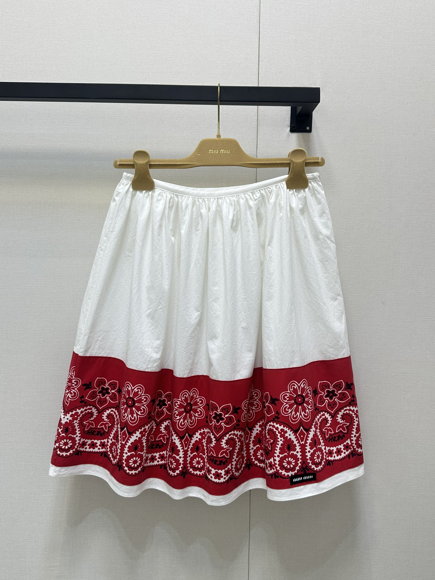 NO:423336,(Skirt) Miumi* 25Ss Spring and Summer New Style Intellectually divided lace printed skirt. Original 1:1 Customized lace development!  High-end production!  Custom imported wash cotton has a great texture!  The embroidered lace design is sweet and cool, and it has a age-reducing outfit. It is not picky about people and looks huge and slim on the upper body!  Three-dimensional tailoring technology, perfect workmanship quality depends on details!  Spot SML real-time photos, miumiu, skirts, alexander wang19860909（半裙）Miumi* 25Ss春夏新款 知性分花边印花半裙.原版1:1定制花边开发！高版出品！定制进口洗水棉质感超赞！刺绣花边设计甜酷兼备减龄穿搭.不挑人版型上身巨显瘦！立体剪裁工艺,完美做工品质看细节！现货 SML大货实拍,,miumiu,skirts,alexander wang,Women's clothing