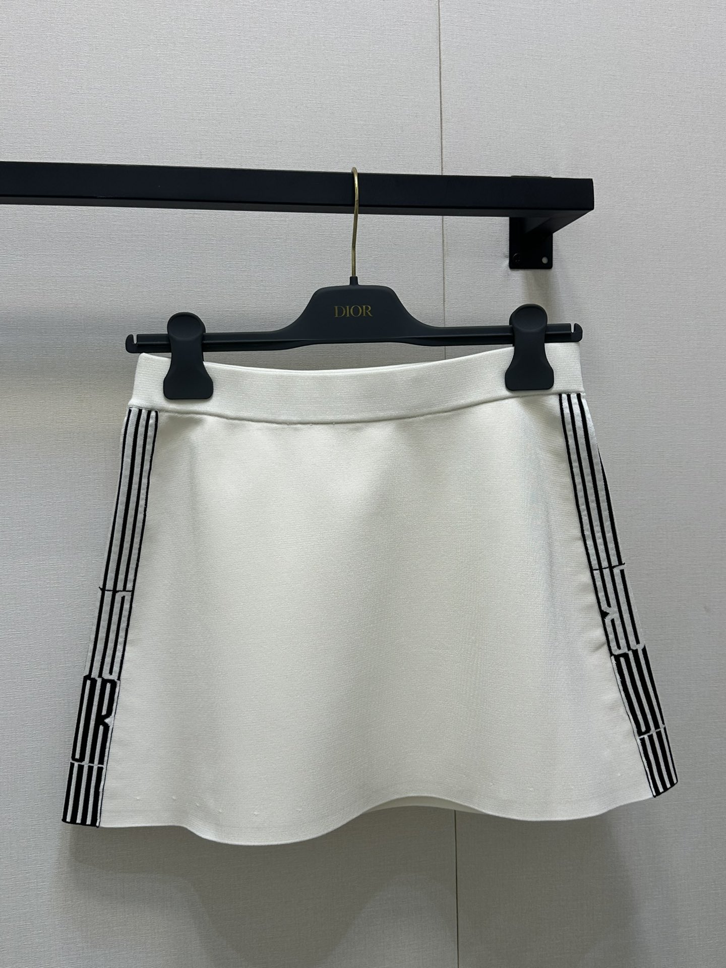 NO:421765,(Skirt) Dior 25 vest short skirt suit Original development High-end production. Custom threads and yarn 1:1. Variety color, versatile and durable rotator sleeves and the black letter logo webbing on the outside of the skirt collided with the white background to make the visual effect richer. The upper and lower suit design echoed the elegant style. It is also great to match separately. The essential outfit for daily commuting and dates in the wardrobe allows elegance to continue calmly. White and rich beauty must enter!  Real photos of big goods, dior, skirts, alexander wang19860909（半裙） Dior 25背心短裙套装 原版开发 高版出品.定制螺纹、纱线1:1.通体素色百搭耐看肩袖和裙外侧的黑色字母徽标织带与白色底色相碰撞让视觉效果更丰富上下套装设计呼应尽显优雅风范分开搭配也很赞 衣橱日常通勤约会必备穿搭让优雅从容延续 白富美必入！大货实拍,,dior,skirts,alexander wang,Women's clothing