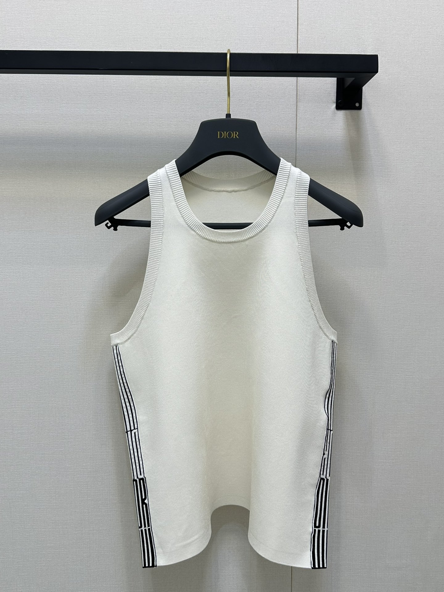 NO:421785,(Vest) Dior 25 vest short skirt suit Original development High-end production. Custom threads and yarn 1:1. Variety color, versatile and durable rotator sleeves and the black letter logo webbing on the outside of the skirt collided with the white background to make the visual effect richer. The upper and lower suit design echoed the elegant style. It is also great to match separately. The essential outfit for daily commuting and dates in the wardrobe allows elegance to continue calmly. White and rich beauty must enter!  Real photos of big goods, dior, skirts, alexander wang19860909（背心） Dior 25背心短裙套装 原版开发 高版出品.定制螺纹、纱线1:1.通体素色百搭耐看肩袖和裙外侧的黑色字母徽标织带与白色底色相碰撞让视觉效果更丰富上下套装设计呼应尽显优雅风范分开搭配也很赞 衣橱日常通勤约会必备穿搭让优雅从容延续 白富美必入！大货实拍,,dior,skirts,alexander wang,Women's clothing