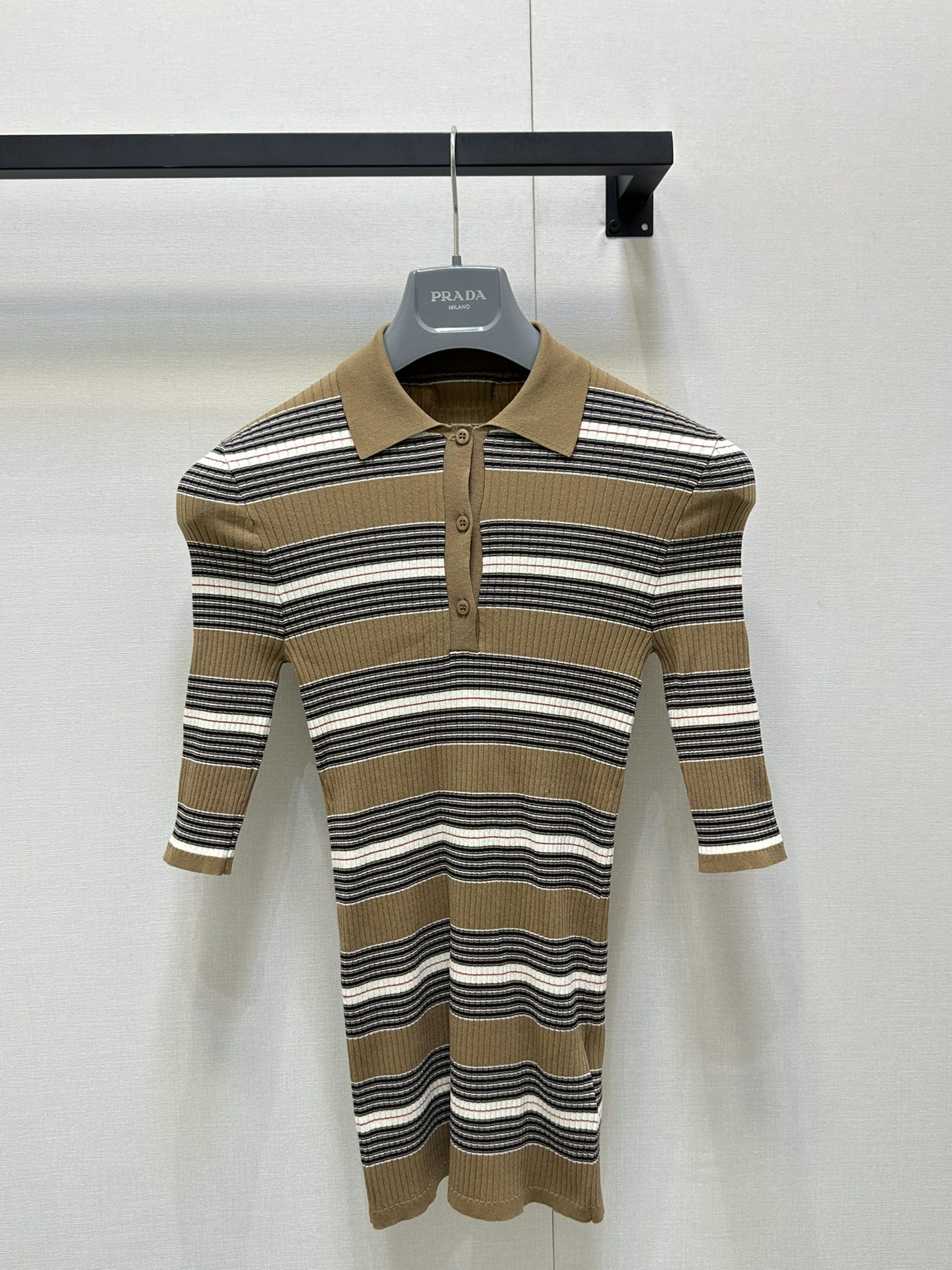 NO:423326,Prad* 25SS spring and summer new style, mid-color striped knitted silk cotton polo short-sleeved top. Original development!  High-end production!  1:1. College style outfit, versatile and age-reducing and fashionable!  Swiss machine 18-pin process fixed dyeing cotton yarn fabric!  Positioning embroidered letters, college-style girl outfit, slim fit style is not picky about people, and looks slim with big body!  Spot SML large-scale real-time photos, prada, T-shirt, alexander wang19860909Prad* 25SS春夏新款 间色条纹针织丝棉polo短袖上衣.原版开发！高版出品！对版对色1:1.学院风穿搭,百搭减龄又时髦！瑞士机18针工艺定染棉纱面料！定位刺绣字母,学院风少女穿搭 修身版型不挑人上身巨显瘦！现货SML大货实拍,,prada,T-shirt,alexander wang,Women's clothing