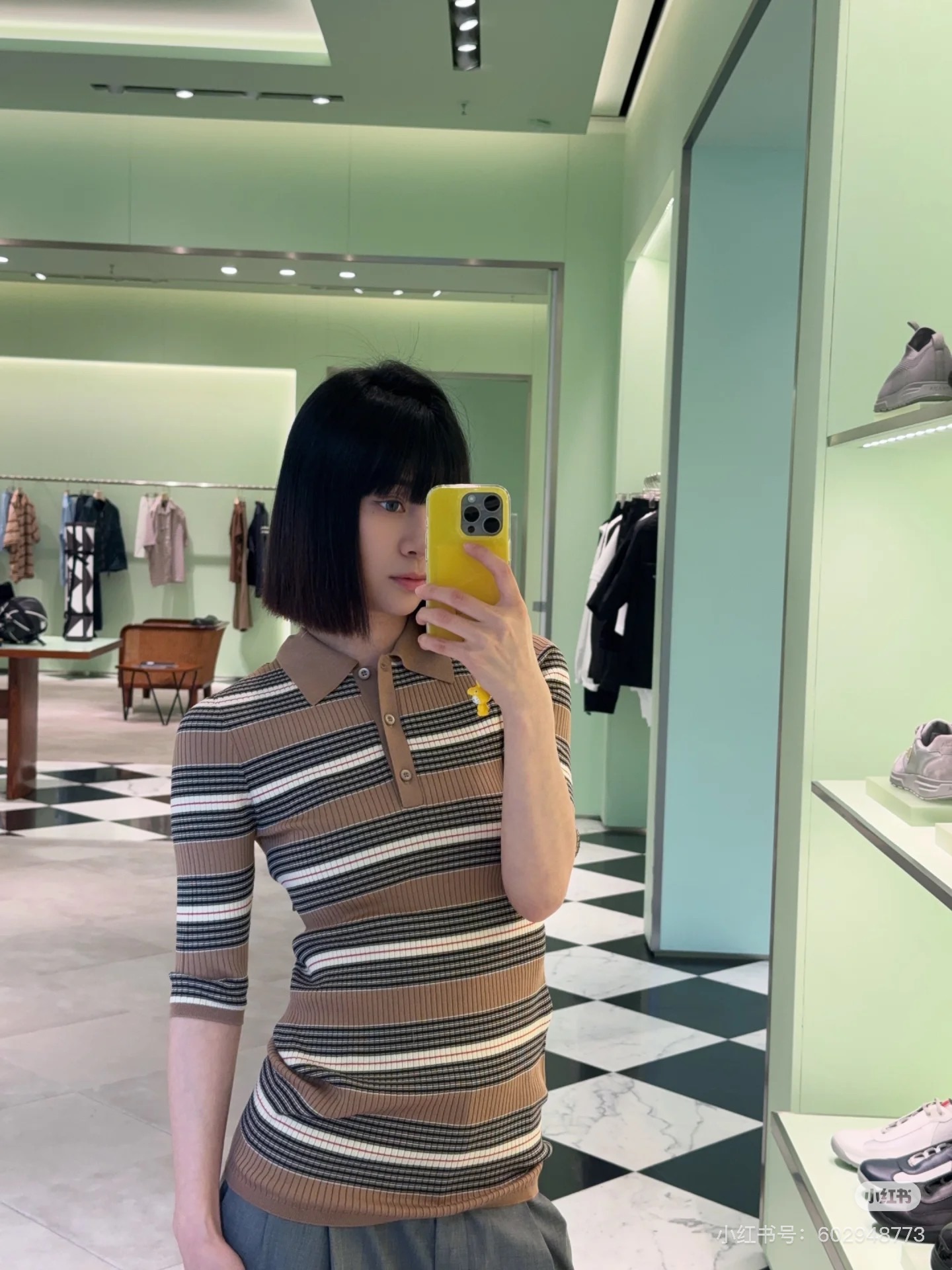 NO:423252,Prad* 25SS spring and summer new style, mid-color striped knitted silk cotton polo short-sleeved top. Original development!  High-end production!  1:1. College style outfit, versatile and age-reducing and fashionable!  Swiss machine 18-pin process fixed dyeing cotton yarn fabric!  Positioning embroidered letters, college-style girl outfit, slim fit style is not picky about people, and looks slim with big body!  Spot SML, prada, T-shirt, alexander wang19860909Prad* 25SS春夏新款 间色条纹针织丝棉polo短袖上衣.原版开发！高版出品！对版对色1:1.学院风穿搭,百搭减龄又时髦！瑞士机18针工艺定染棉纱面料！定位刺绣字母,学院风少女穿搭 修身版型不挑人上身巨显瘦！现货SML,,prada,T-shirt,alexander wang,Women's clothing