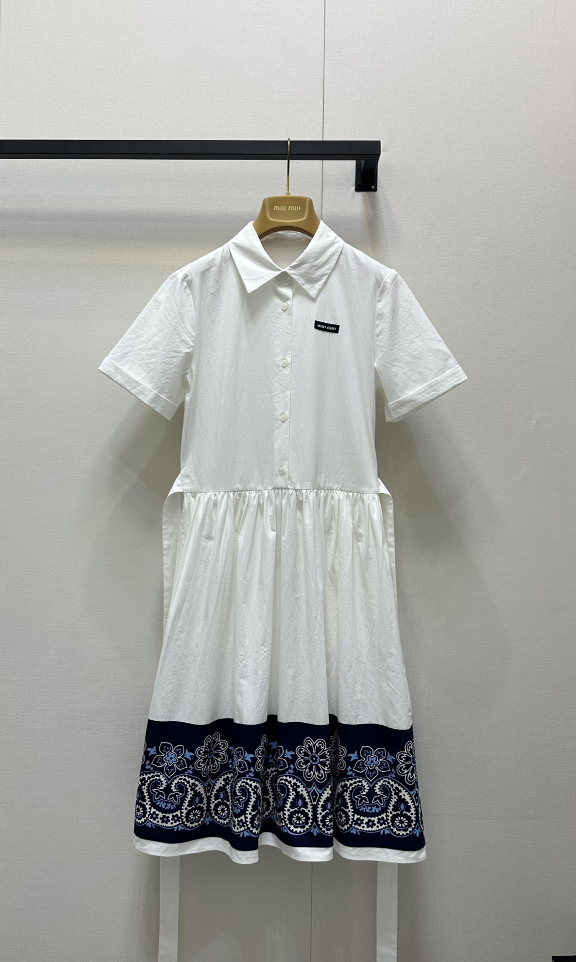 NO:423320,Miu Miu 25 cashew color color block short-sleeved shirt dress Bohemian vacation style is so great, a dress suitable for daily and holidays yb cotton material, short-sleeved white shirt collar, elegant and capable. The blue cashew flower print and bright colors collide, the overall French gentle style, the waist lace can be adjusted freely, it is very friendly to the body tolerate, and the brainless slimming style 1:1 Super style The latest summer item, please recognize the exclusive high-end version SML large-scale real shot, miumiu, skirts, shirts, T-shirts, alexander wang19860909Miu Miu 25腰果花色拼色短袖衬衫连衣裙 波西米亚度假风格太牛啦,日常跟度假都适用的连衣裙 yb棉材质,短袖白衬衫领,优雅又干练.蓝色腰果花印花和鲜明的色彩碰撞,整体法式温柔风,腰部系带能自由调节,对身材包容度超友好,无脑入的显瘦版型 1:1超赞版型 夏季最新单品 认准独家高版本 现货 SML大货实拍,,miumiu,skirts,shirts,T-shirt,alexander wang,Women's clothing