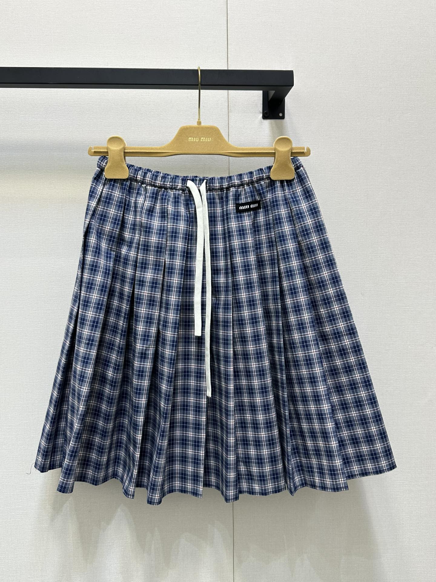 NO:423353,Miumi* 25Ss Spring and Summer New Style Intellectual Classic Plaid Pleated Skirt. Original Development!  High-end production!  The elastic medium and high waist pleated skirt is full of materials, the pleated position and pleat volume are exquisite, and the drooping feels very good. The skirt is embellished with logo patches to add highlights, and the upper body is very three-dimensional!  Spot SML real-time photos, miumiu, skirts, alexander wang19860909Miumi* 25Ss春夏新款 知识分子经典格纹百褶半身裙.原版开发！高版出品！松紧中高腰百褶裙身,一条裙子超大用料,褶位和褶量精致,垂感非常好,裙身点缀logo贴布增添亮点, 上身非常有立体感！现货SML大货实拍,,miumiu,skirts,alexander wang,Women's clothing